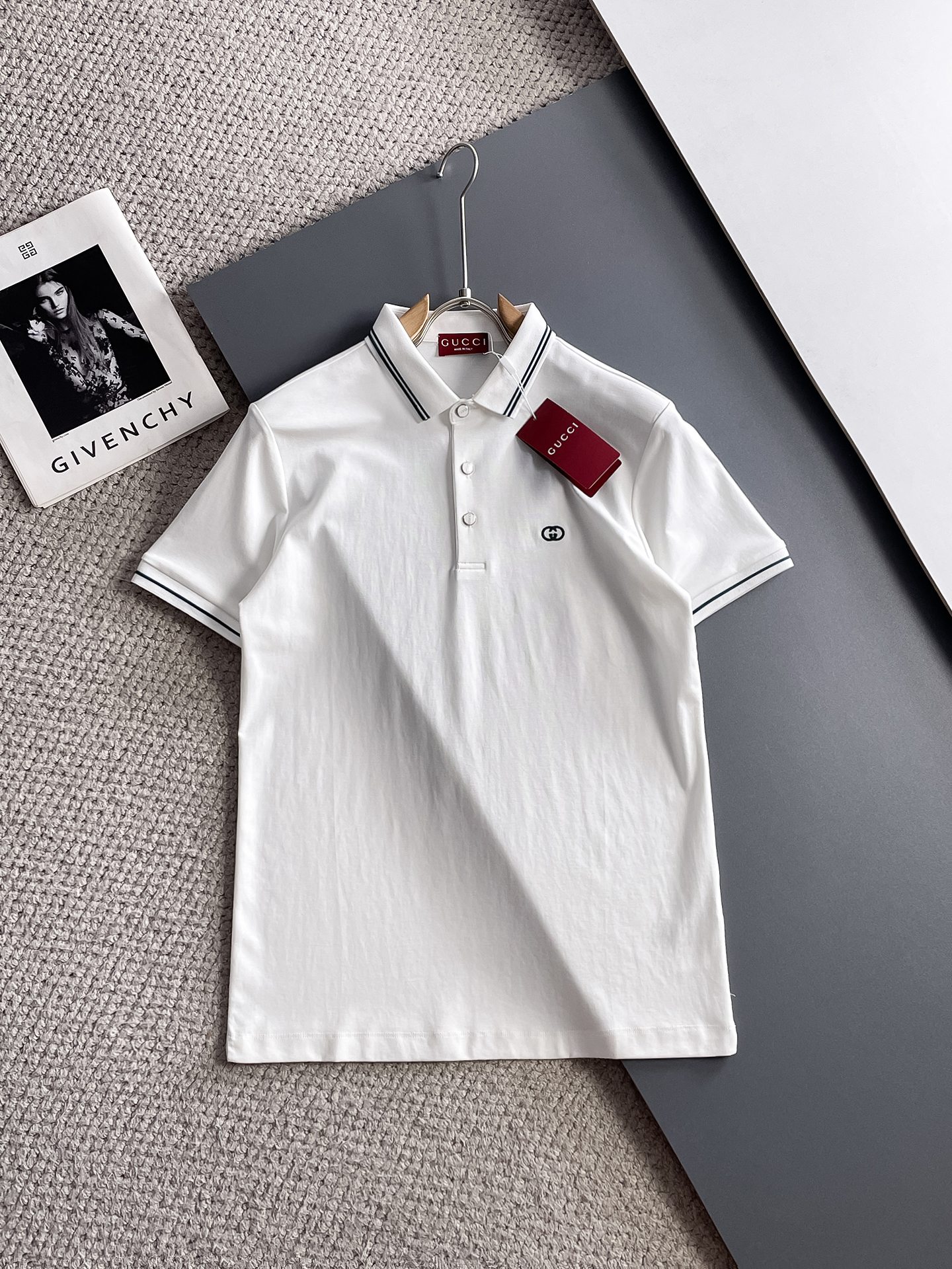 NO:931939,Gucci 2026ss summer new letter logo men's lapel polo shirt!  Classic business men's style, the ceiling-level business men's style of high-end men's clothing!  Simple and fashionable yet elegant, it looks great when worn alone, and the quality/details control can be taken away with your eyes closed. It is low-key, luxurious and connotative!  The custom-woven mesh pique cotton fabric supplied by the customer is carefully made. The mesh texture is evenly arranged on the surface of the fabric. It has excellent breathability and heat dissipation and perspiration. The upper body comfort is completely better than ordinary single-sided jersey tissue!  The classic brand LOGO on the chest is made with top-notch craftsmanship. The LOGO is three-dimensional, clear and full, and has extraordinary texture. Whether it is worn as an inner layer or worn alone, it is a classic product!  The exquisite tailoring process, every detail is handled very standard and delicately, which cannot be compared with other low-end products on the market. It is a must-have basic and versatile Polo shirt for men!  Available in multiple colors, sizes M-4xl,,19860909古奇 2026ss夏季新款字母logo男士翻领Polo衫！经典商务男款,高端男装的天花板级别的商务男款！简约时尚大气不失优雅,单穿内搭体面过人,品质控/细节控的闭眼带走,低调又奢华有内涵！ 客供定织网眼珠地棉布精心制成,面料表面排列均匀整齐的网眼纹理,透气性和散热排汗性极佳,上身舒适程度完全优于普通单面汗布组织！胸前经典的品牌LOGO标识,采用顶级工艺打造,LOGO立体清晰饱满,质感非凡的特质,无论是内搭还是单穿都是一款经典领域的产品！精妙绝伦的裁剪工艺,每一个细节处理的非常标准细腻,非市面一般LOW货可以媲美的,男士必入基础百搭款Polo衫推荐！ 颜色多颜色 尺码M-4xl,,,Men's clothing
