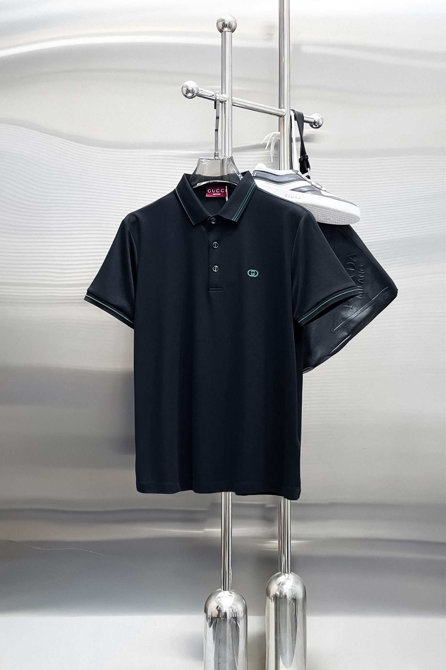 NO:870276,Gucci 2026ss summer new letter logo men's lapel Polo shirt!  Classic business men's style, the ceiling-level business men's style of high-end men's clothing!  Simple and fashionable yet elegant, it looks great when worn alone, and quality control/details control can be taken away with your eyes closed. It is low-key, luxurious and connotative!  The custom-woven mesh pique cotton fabric supplied by the customer is carefully made. The mesh texture is evenly arranged on the surface of the fabric. It has excellent breathability and heat dissipation and perspiration. The upper body comfort is completely better than ordinary single-sided jersey tissue!  The classic brand LOGO on the chest is made with top-notch craftsmanship. The LOGO is three-dimensional, clear and full, and has extraordinary texture. Whether it is worn as an inner layer or worn alone, it is a classic product!  The exquisite tailoring process, every detail is handled very standard and delicately, which cannot be compared with other low-end products on the market. It is a must-have basic and versatile Polo shirt for men!  Available in multiple colors, sizes M-4xl,,19860909古奇 2026ss夏季新款字母logo男士翻领Polo衫！经典商务男款,高端男装的天花板级别的商务男款！简约时尚大气不失优雅,单穿内搭体面过人,品质控/细节控的闭眼带走,低调又奢华有内涵！ 客供定织网眼珠地棉布精心制成,面料表面排列均匀整齐的网眼纹理,透气性和散热排汗性极佳,上身舒适程度完全优于普通单面汗布组织！胸前经典的品牌LOGO标识,采用顶级工艺打造,LOGO立体清晰饱满,质感非凡的特质,无论是内搭还是单穿都是一款经典领域的产品！精妙绝伦的裁剪工艺,每一个细节处理的非常标准细腻,非市面一般LOW货可以媲美的,男士必入基础百搭款Polo衫推荐！ 颜色多颜色 尺码M-4xl,,,Men's clothing