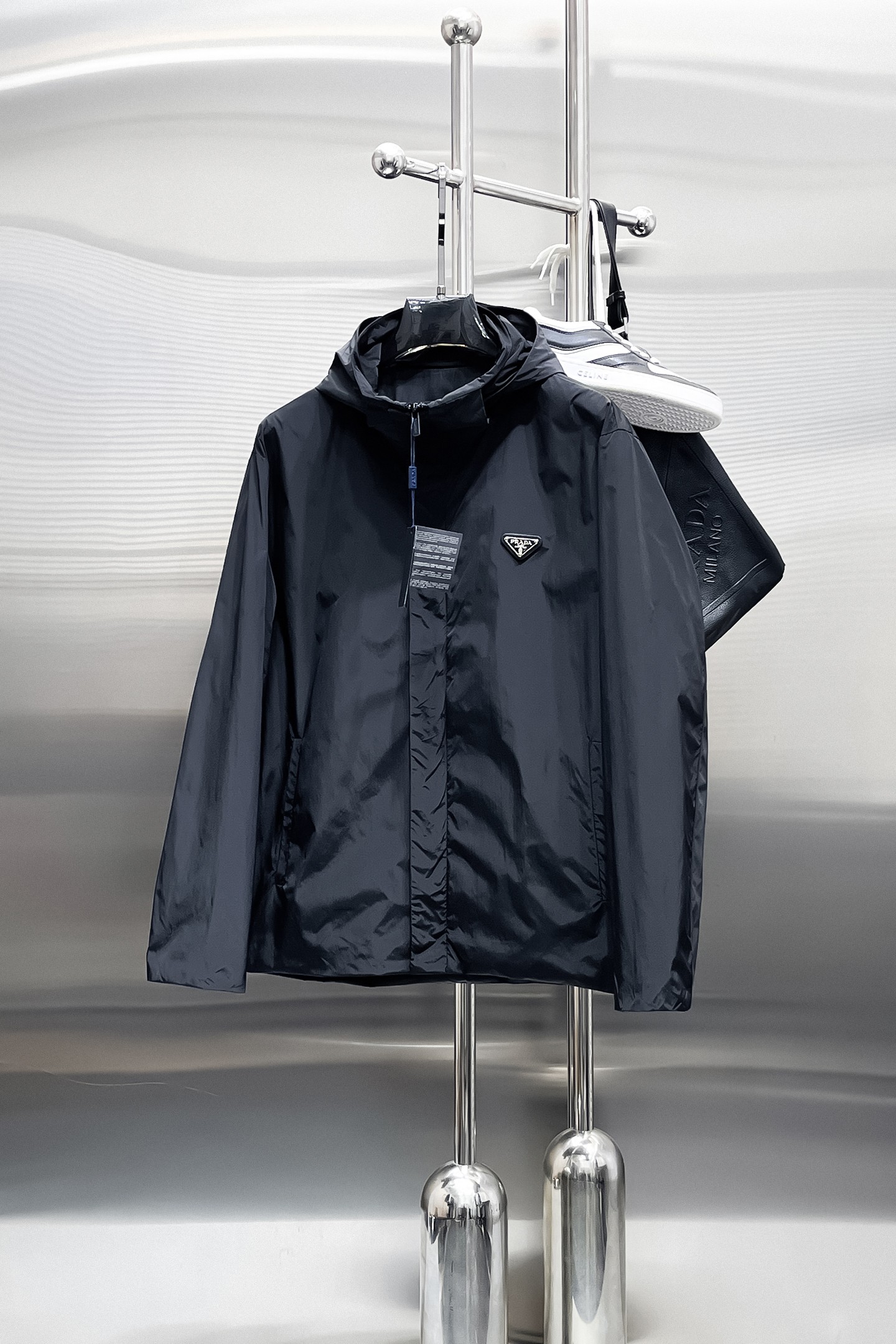 NO:876727,Same style as Prada official website, on sale in advance!  2026ss new spring men's jackets, original high-end version with three standards!  With hidden hood, custom-made fabrics at the counter, highly breathable and comfortable, impeccable details, brand element design concept, reflecting high quality. It feels delicate and soft!  It presents a casual cut and the upper body shape is awesome!  Size M～3XL, maximum wearing capacity is 195 catties.,,prada,jackets & coats,jackets & coats,hats,19860909普拉达 官网同款,提前发售！2026ss开春新款男士夹克外套,原单三标齐全高端版本！带隐藏帽,专柜定制面料 透气舒适度高,细节无可挑剔,品牌元素设计理念,体现高品质.手感细腻柔软！呈现休闲裁剪,上身版型超赞！码数M～3XL,最大穿195斤.,,prada,jackets & coats,jackets & coats,hats,,Men's clothing