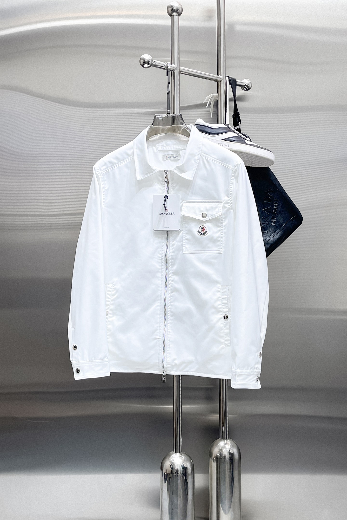 NO:876720,Same style as Mengkou official website, on sale in advance!  2026ss new spring men's jackets, original high-end version with three standards!  With hidden hood, custom-made fabrics at the counter, highly breathable and comfortable, impeccable details, brand element design concept, reflecting high quality. It feels delicate and soft!  It presents a casual cut and the upper body shape is awesome!  Size M～3XL, maximum wearing capacity is 195 catties.,,Moncler,jackets & coats,jackets & coats,hats,19860909蒙口 官网同款,提前发售！2026ss开春新款男士夹克外套,原单三标齐全高端版本！带隐藏帽,专柜定制面料 透气舒适度高,细节无可挑剔,品牌元素设计理念,体现高品质.手感细腻柔软！呈现休闲裁剪,上身版型超赞！码数M～3XL,最大穿195斤.,,Moncler,jackets & coats,jackets & coats,hats,,Men's clothing