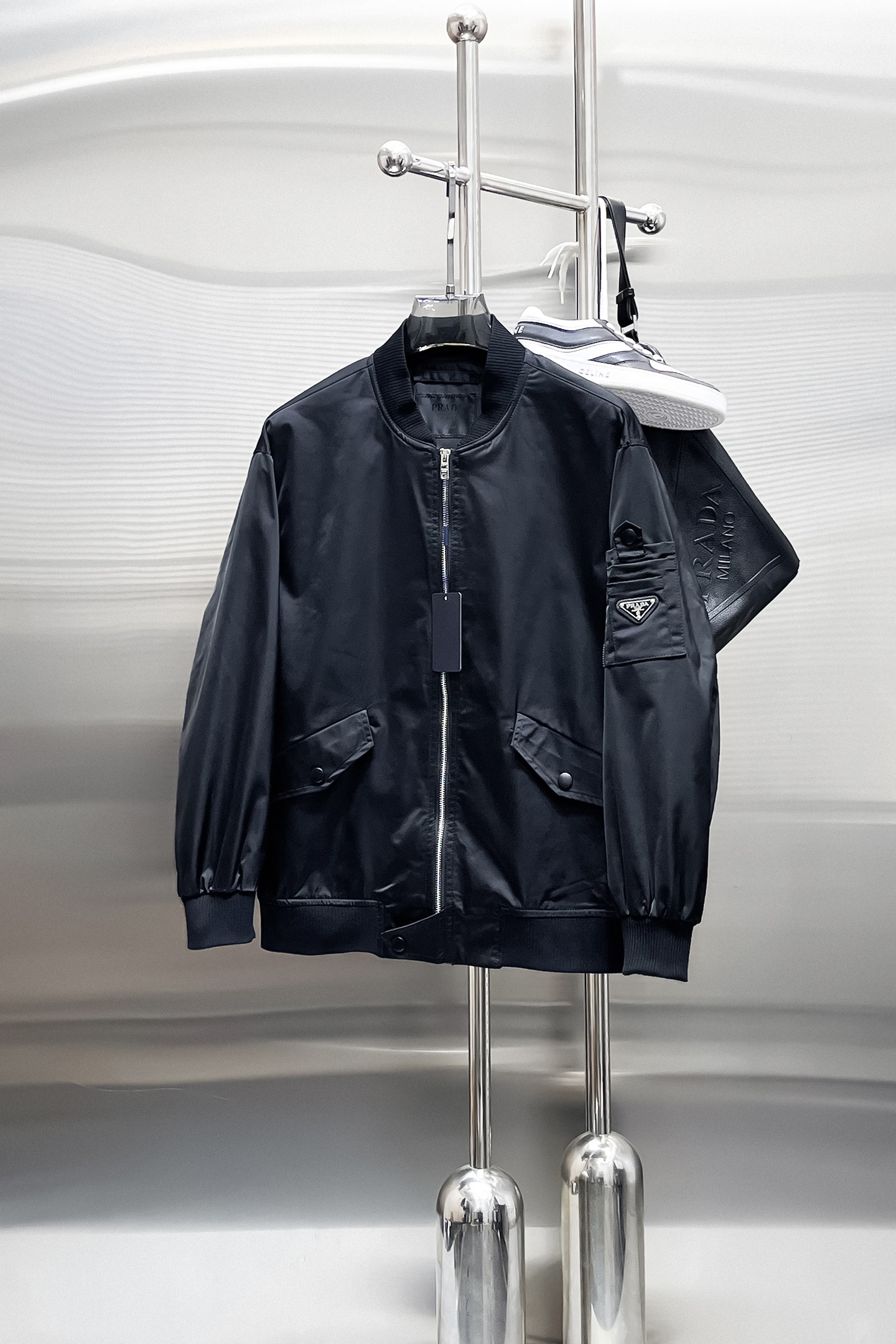 NO:876714,Same style as Prada official website, on sale in advance!  2026ss new spring men's jackets, original high-end version with three standards!  With hidden hood, custom-made fabrics at the counter, highly breathable and comfortable, impeccable details, brand element design concept, reflecting high quality. It feels delicate and soft!  It presents a casual cut and the upper body shape is awesome!  Size M～3XL, maximum wearing capacity is 195 catties.,,prada,jackets & coats,jackets & coats,hats,19860909普拉达 官网同款,提前发售！2026ss开春新款男士夹克外套,原单三标齐全高端版本！带隐藏帽,专柜定制面料 透气舒适度高,细节无可挑剔,品牌元素设计理念,体现高品质.手感细腻柔软！呈现休闲裁剪,上身版型超赞！码数M～3XL,最大穿195斤.,,prada,jackets & coats,jackets & coats,hats,,Men's clothing