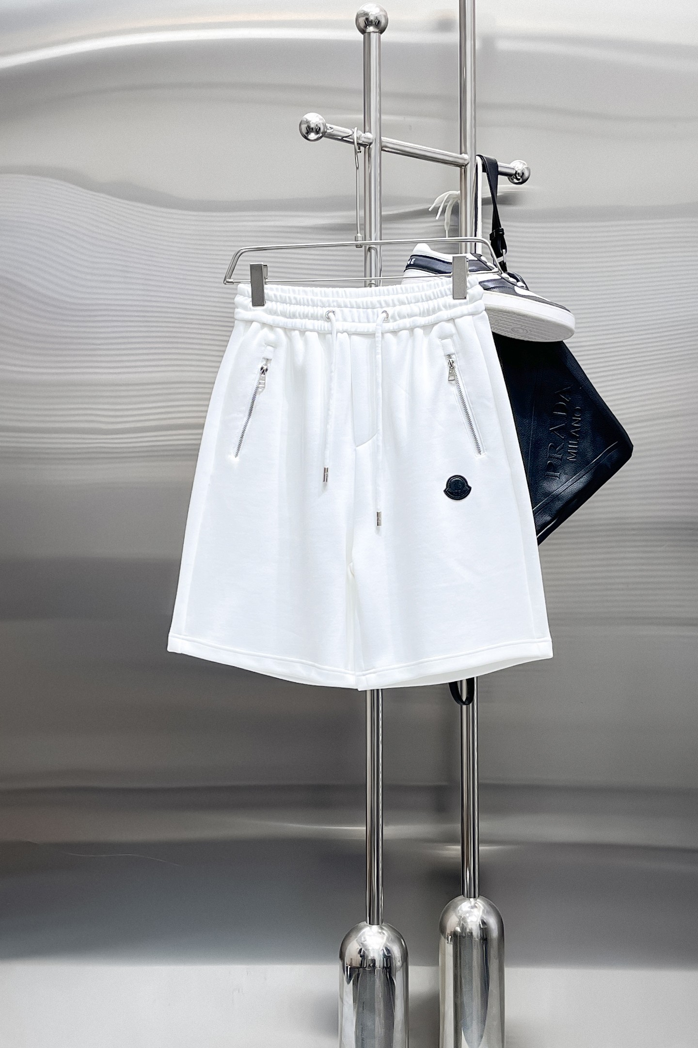 NO:870287,Mouth-mounted, complete with three standards, 2026 new summer men's casual shorts, advanced custom-made breathable fabrics, extremely breathable, elastic and comfortable, with impeccable details, top-grade accessories, original logo design concept, delicate and soft feel!  The upper body fit is awesome!  Sizes M-XXXL, please state your height and weight when ordering,,Moncler,shorts,19860909蒙口 三标齐全 2026夏季新款男士休闲短裤,高级定制面料透气面料 透气弹力舒适度极高,细节无可挑剔,顶级辅料配备,原版logo设计理念,手感细腻柔软！上身版型超赞！尺码M-XXXL下单报身高体重,,Moncler,shorts,,Men's clothing