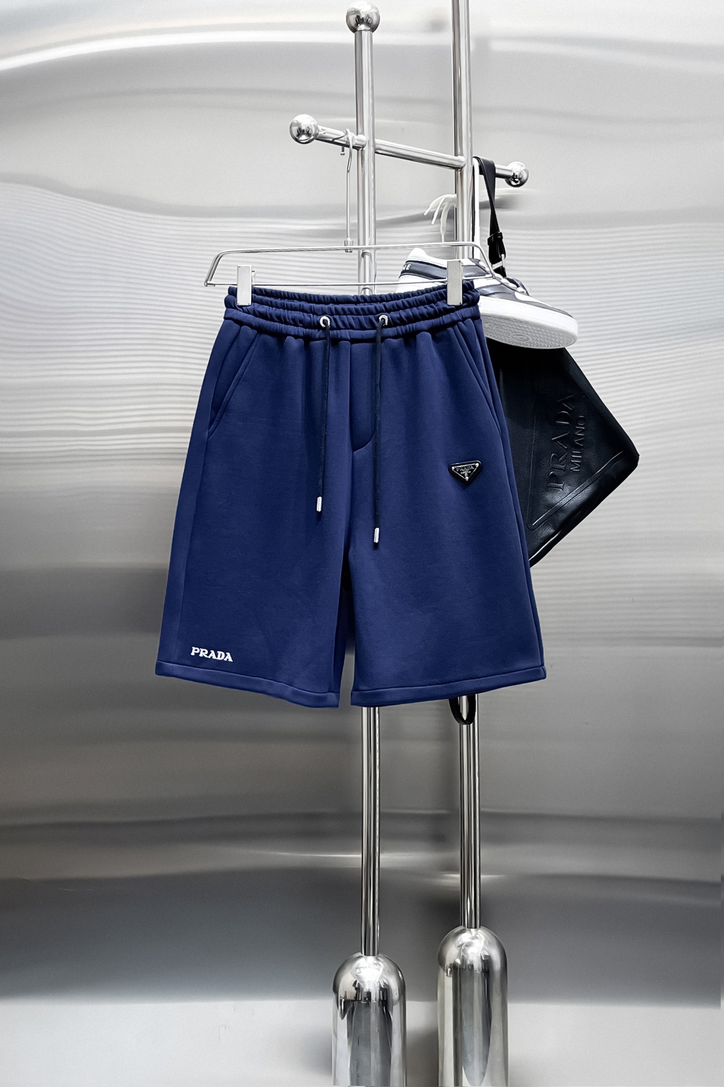 NO:870298,Prada's three-standard complete 2026 new summer men's casual shorts, advanced custom-made breathable fabrics, extremely breathable, elastic and comfortable, impeccable details, top-grade accessories, original logo design concept, delicate and soft feel!  The upper body fit is awesome!  Sizes M-XXXL, please state your height and weight when ordering, prada, shorts,19860909普拉达 三标齐全 2026夏季新款男士休闲短裤,高级定制面料透气面料 透气弹力舒适度极高,细节无可挑剔,顶级辅料配备,原版logo设计理念,手感细腻柔软！上身版型超赞！尺码M-XXXL下单报身高体重,,prada,shorts,,Men's clothing