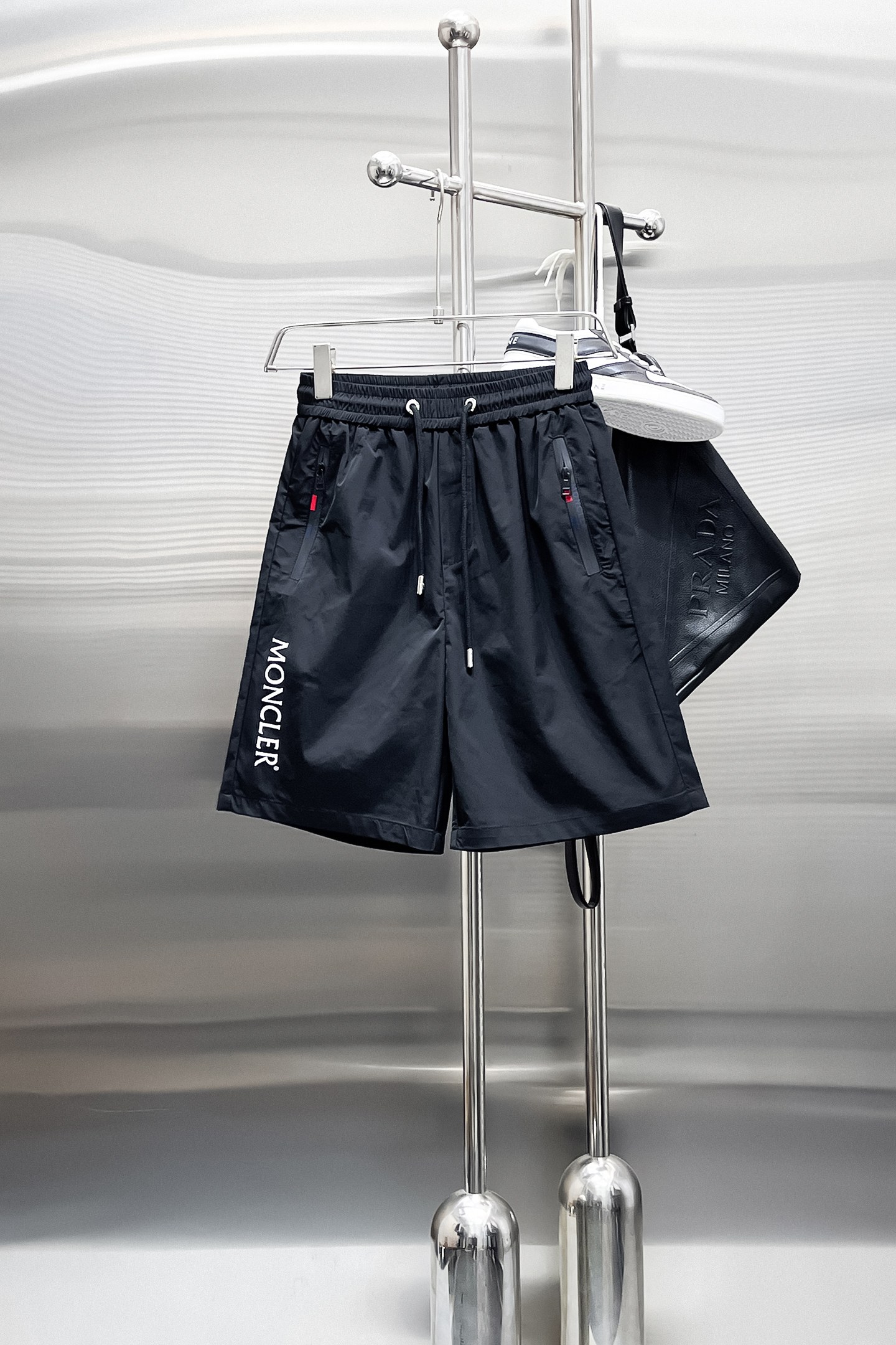 NO:870308,Mouth-mounted, complete with three standards, 2026 new summer men's casual shorts, advanced custom-made breathable fabrics, extremely breathable, elastic and comfortable, with impeccable details, top-grade accessories, original logo design concept, delicate and soft feel!  The upper body fit is awesome!  Sizes M-XXXL, please state your height and weight when ordering,,Moncler,shorts,19860909蒙口 三标齐全 2026夏季新款男士休闲短裤,高级定制面料透气面料 透气弹力舒适度极高,细节无可挑剔,顶级辅料配备,原版logo设计理念,手感细腻柔软！上身版型超赞！尺码M-XXXL下单报身高体重,,Moncler,shorts,,Men's clothing