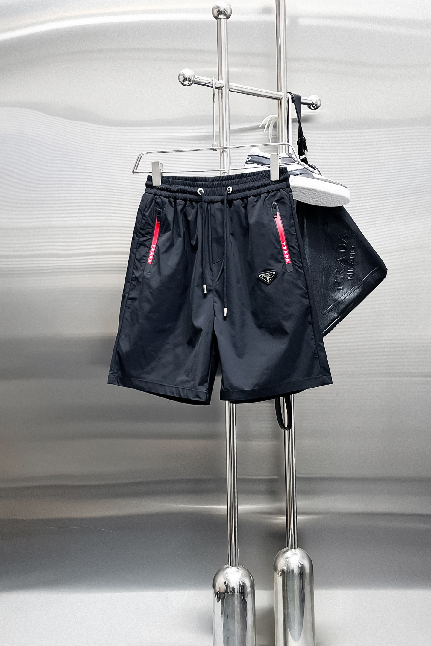 NO:870330,Prada's three-standard complete 2026 new summer men's casual shorts, advanced custom-made breathable fabrics, extremely breathable, elastic and comfortable, impeccable details, top-grade accessories, original logo design concept, delicate and soft feel!  The upper body fit is awesome!  Sizes M-XXXL, please state your height and weight when ordering, prada, shorts,19860909普拉达 三标齐全 2026夏季新款男士休闲短裤,高级定制面料透气面料 透气弹力舒适度极高,细节无可挑剔,顶级辅料配备,原版logo设计理念,手感细腻柔软！上身版型超赞！尺码M-XXXL下单报身高体重,,prada,shorts,,Men's clothing