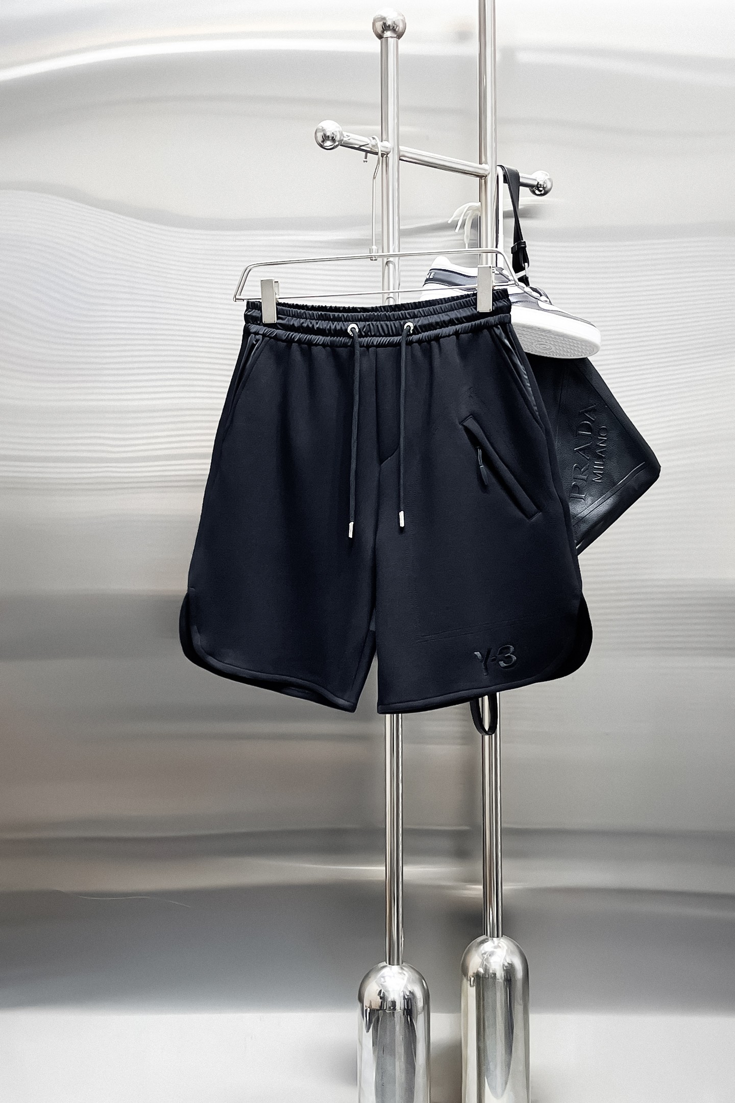 NO:870339,Y3 complete three standards 2026 new summer men's casual shorts, advanced custom-made breathable fabrics, extremely breathable, elastic and comfortable, impeccable details, top-grade accessories, original logo design concept, delicate and soft feel!  The upper body fit is awesome!  Sizes M-XXXL, please state your height and weight when ordering,,shorts,19860909Y3 三标齐全 2026夏季新款男士休闲短裤,高级定制面料透气面料 透气弹力舒适度极高,细节无可挑剔,顶级辅料配备,原版logo设计理念,手感细腻柔软！上身版型超赞！尺码M-XXXL下单报身高体重,,shorts,,Men's clothing