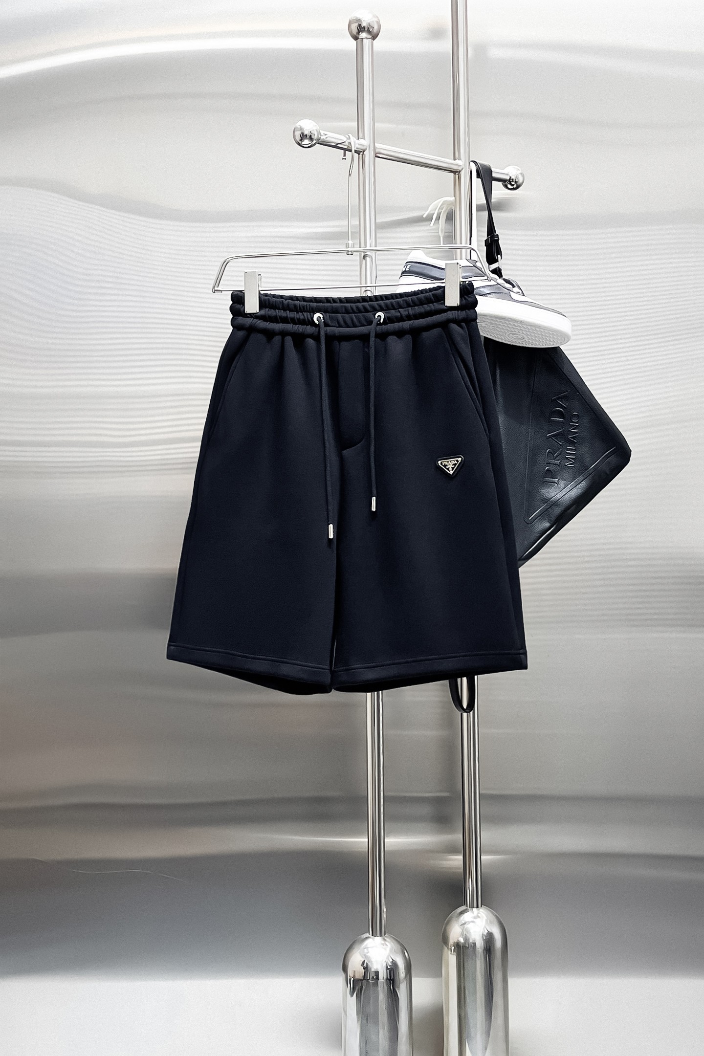NO:870348,Prada's three-standard complete 2026 new summer men's casual shorts, advanced custom-made breathable fabrics, extremely breathable, elastic and comfortable, impeccable details, top-grade accessories, original logo design concept, delicate and soft feel!  The upper body fit is awesome!  Sizes M-XXXL, please state your height and weight when ordering, prada, shorts,19860909普拉达 三标齐全 2026夏季新款男士休闲短裤,高级定制面料透气面料 透气弹力舒适度极高,细节无可挑剔,顶级辅料配备,原版logo设计理念,手感细腻柔软！上身版型超赞！尺码M-XXXL下单报身高体重,,prada,shorts,,Men's clothing