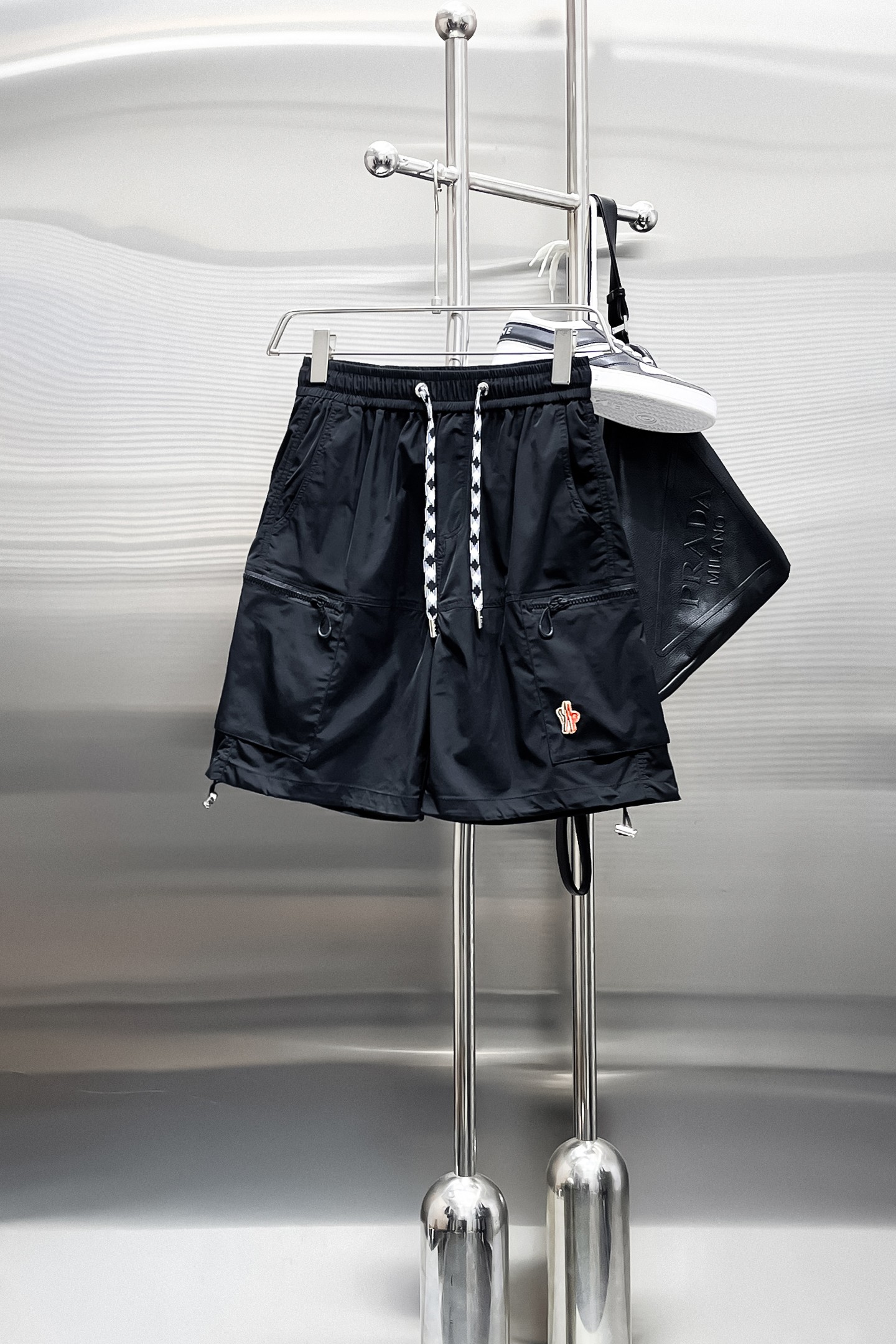 NO:870357,Mouth-mounted, complete with three standards, 2026 new summer men's casual shorts, advanced custom-made breathable fabrics, extremely breathable, elastic and comfortable, with impeccable details, top-grade accessories, original logo design concept, delicate and soft feel!  The upper body fit is awesome!  Sizes M-XXXL, please state your height and weight when ordering,,Moncler,shorts,19860909蒙口 三标齐全 2026夏季新款男士休闲短裤,高级定制面料透气面料 透气弹力舒适度极高,细节无可挑剔,顶级辅料配备,原版logo设计理念,手感细腻柔软！上身版型超赞！尺码M-XXXL下单报身高体重,,Moncler,shorts,,Men's clothing