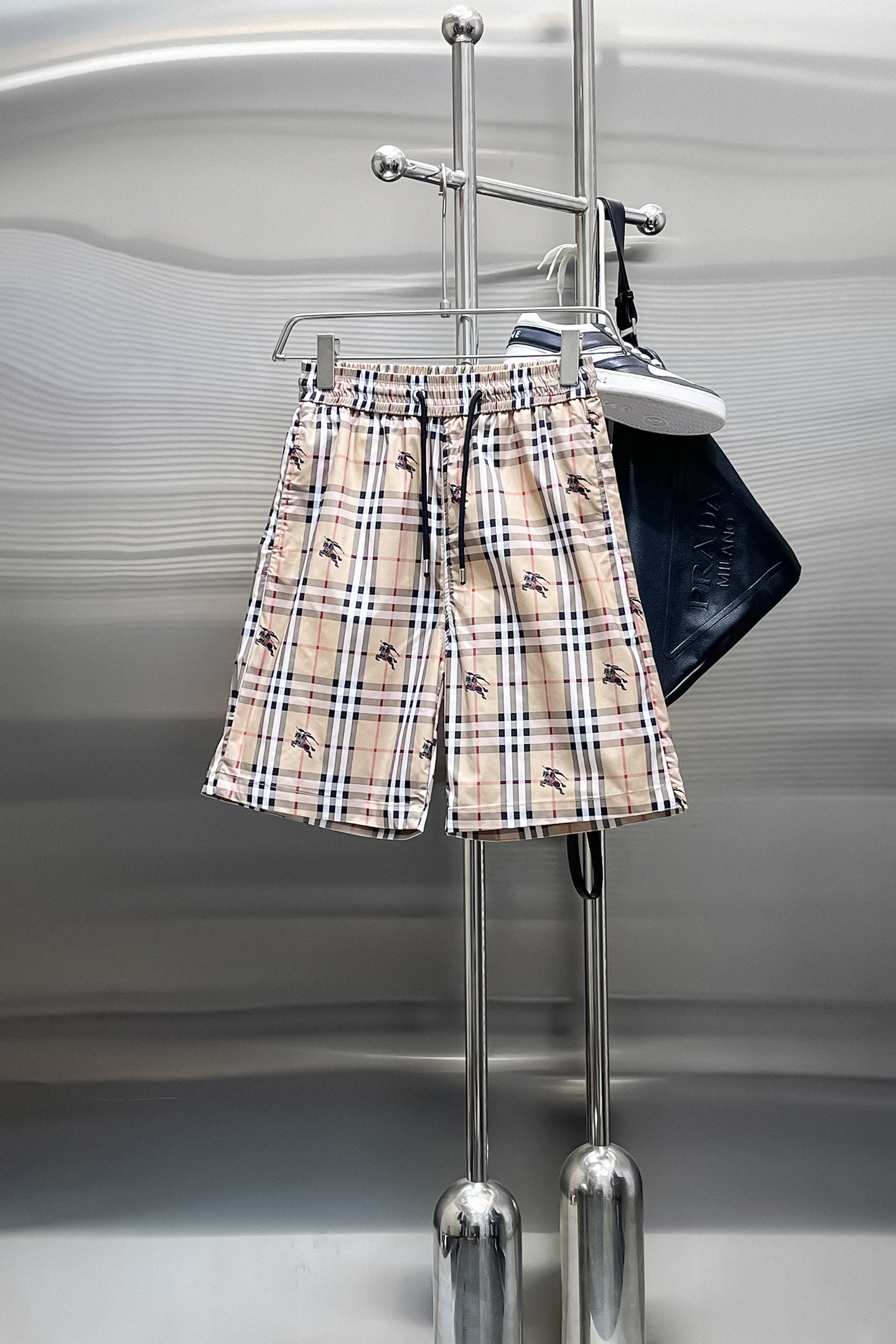 NO:870375,Burberry's three-standard complete 2026 new summer men's casual shorts, advanced custom-made breathable fabrics, extremely breathable, elastic and comfortable, impeccable details, top-grade accessories, original logo design concept, delicate and soft feel!  The upper body fit is awesome!  Sizes M-XXXL, please state your height and weight when ordering, burberry, shorts,19860909巴宝莉 三标齐全 2026夏季新款男士休闲短裤,高级定制面料透气面料 透气弹力舒适度极高,细节无可挑剔,顶级辅料配备,原版logo设计理念,手感细腻柔软！上身版型超赞！尺码M-XXXL下单报身高体重,,burberry,shorts,,Men's clothing