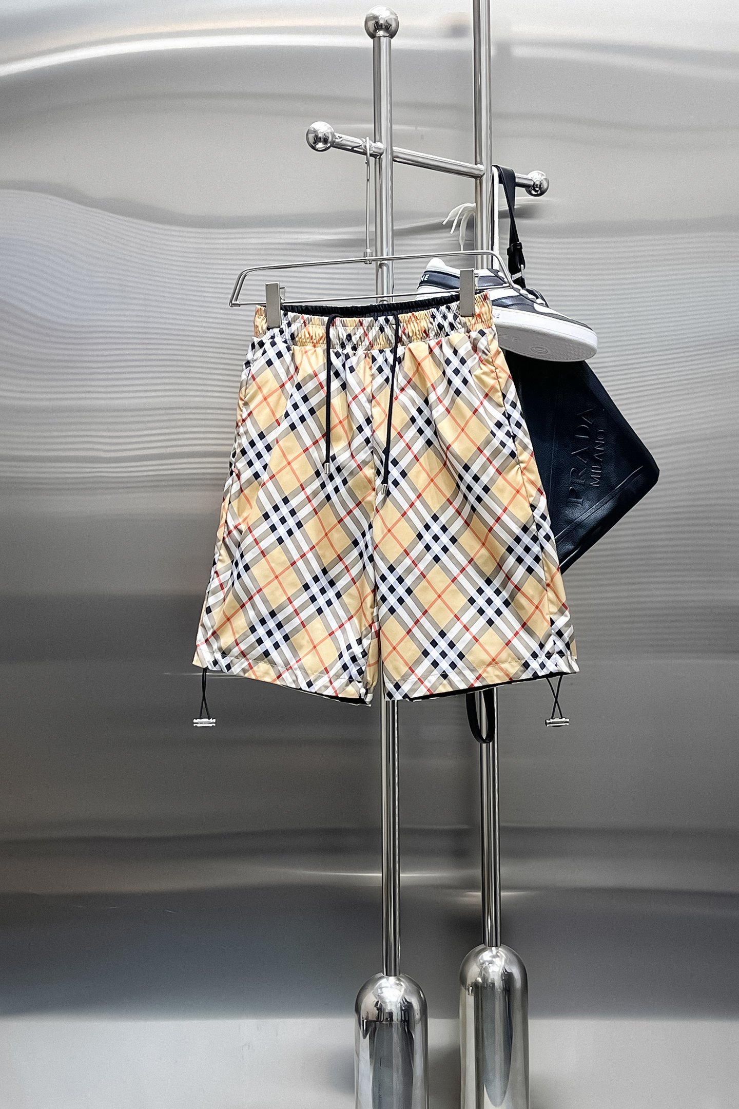 NO:870384,Burberry's three-standard complete 2026 new summer men's casual reversible shorts, advanced custom-made breathable fabrics, extremely breathable, elastic and comfortable, impeccable details, top-grade accessories, original logo design concept, delicate and soft feel!  The upper body fit is awesome!  Sizes M-XXXL, please state your height and weight when ordering, burberry, shorts,19860909巴宝莉 三标齐全 2026夏季新款男士休闲双面穿短裤,高级定制面料透气面料 透气弹力舒适度极高,细节无可挑剔,顶级辅料配备,原版logo设计理念,手感细腻柔软！上身版型超赞！尺码M-XXXL下单报身高体重,,burberry,shorts,,Men's clothing