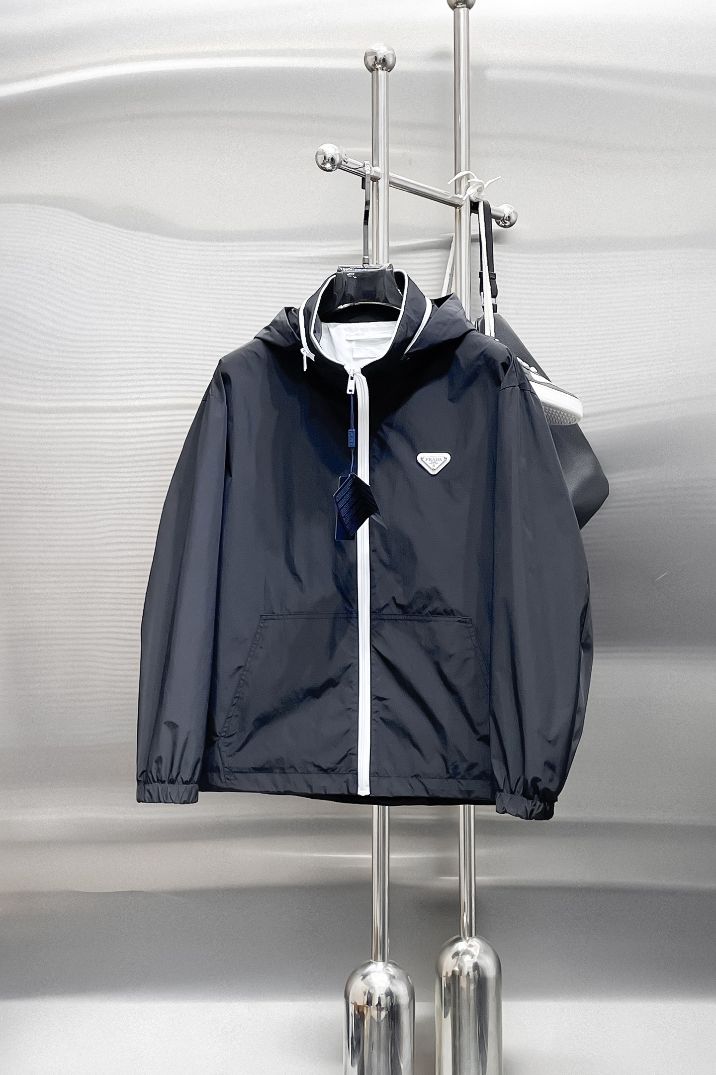 NO:876684,Same style as Prada official website, on sale in advance!  2026ss new spring men's jackets, original high-end version with three standards!  With hidden hood, custom-made fabrics at the counter, highly breathable and comfortable, impeccable details, brand element design concept, reflecting high quality. It feels delicate and soft!  It presents a casual cut and the upper body shape is awesome!  Size M～3XL, maximum wearing capacity is 195 catties.,,prada,jackets & coats,jackets & coats,hats,19860909普拉达 官网同款,提前发售！2026ss开春新款男士夹克外套,原单三标齐全高端版本！带隐藏帽,专柜定制面料 透气舒适度高,细节无可挑剔,品牌元素设计理念,体现高品质.手感细腻柔软！呈现休闲裁剪,上身版型超赞！码数M～3XL,最大穿195斤.,,prada,jackets & coats,jackets & coats,hats,,Men's clothing
