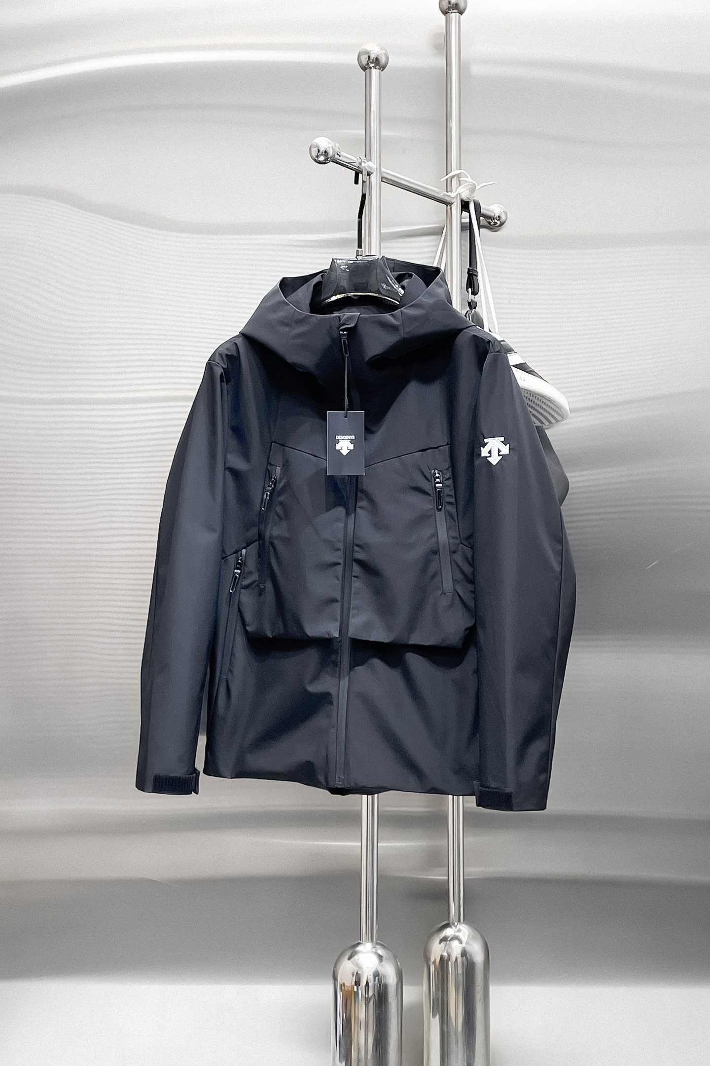NO:876740,Same style as Descente’s official website, on sale in advance!  2026ss new spring men's jackets, original high-end version with three standards!  With hidden hood, custom-made fabrics at the counter, highly breathable and comfortable, impeccable details, brand element design concept, reflecting high quality. It feels delicate and soft!  It presents a casual cut and the upper body shape is awesome!  Size M～3XL, maximum wearing capacity is 195 catties.,,jackets & coats,jackets & coats,hats,19860909迪桑特 官网同款,提前发售！2026ss开春新款男士夹克外套,原单三标齐全高端版本！带隐藏帽,专柜定制面料 透气舒适度高,细节无可挑剔,品牌元素设计理念,体现高品质.手感细腻柔软！呈现休闲裁剪,上身版型超赞！码数M～3XL,最大穿195斤.,,jackets & coats,jackets & coats,hats,,Men's clothing