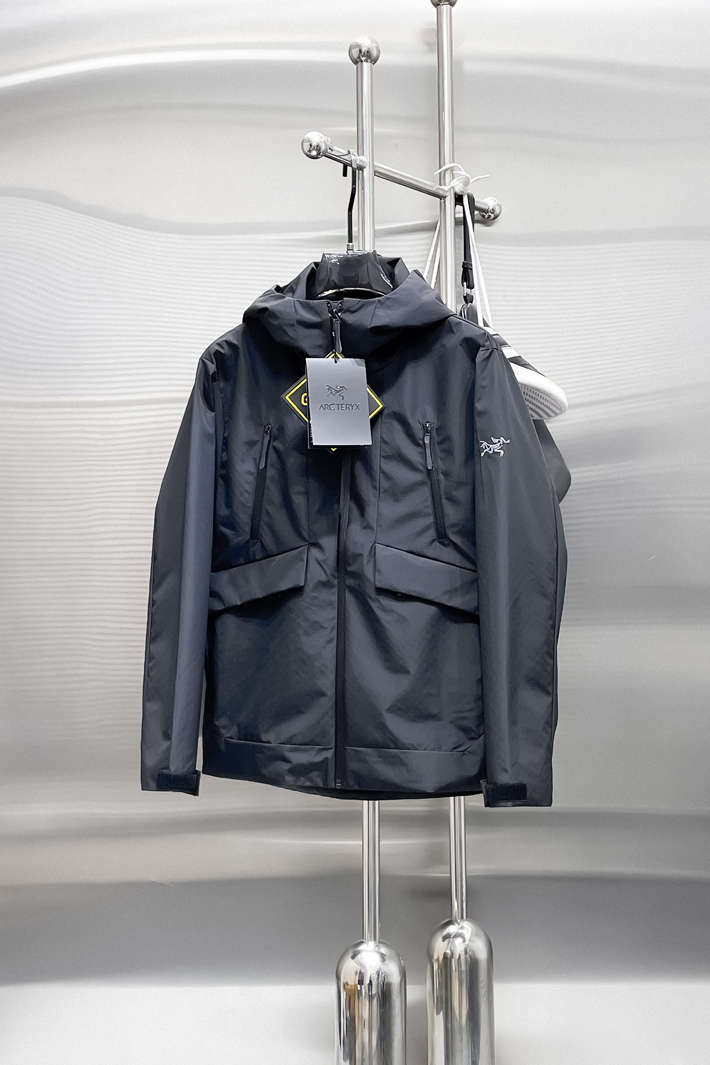 NO:876733,Same style as Arc’teryx official website, on sale in advance!  2026ss new spring men's jackets, original high-end version with three standards!  With hidden hood, custom-made fabrics at the counter, highly breathable and comfortable, impeccable details, brand element design concept, reflecting high quality. It feels delicate and soft!  It presents a casual cut and the upper body shape is awesome!  Size M～3XL, maximum wearing capacity is 195 catties.,arc'teryx,jackets & coats,jackets & coats,hats,19860909始祖鸟 官网同款,提前发售！2026ss开春新款男士夹克外套,原单三标齐全高端版本！带隐藏帽,专柜定制面料 透气舒适度高,细节无可挑剔,品牌元素设计理念,体现高品质.手感细腻柔软！呈现休闲裁剪,上身版型超赞！码数M～3XL,最大穿195斤.,arc'teryx,jackets & coats,jackets & coats,hats,,Men's clothing