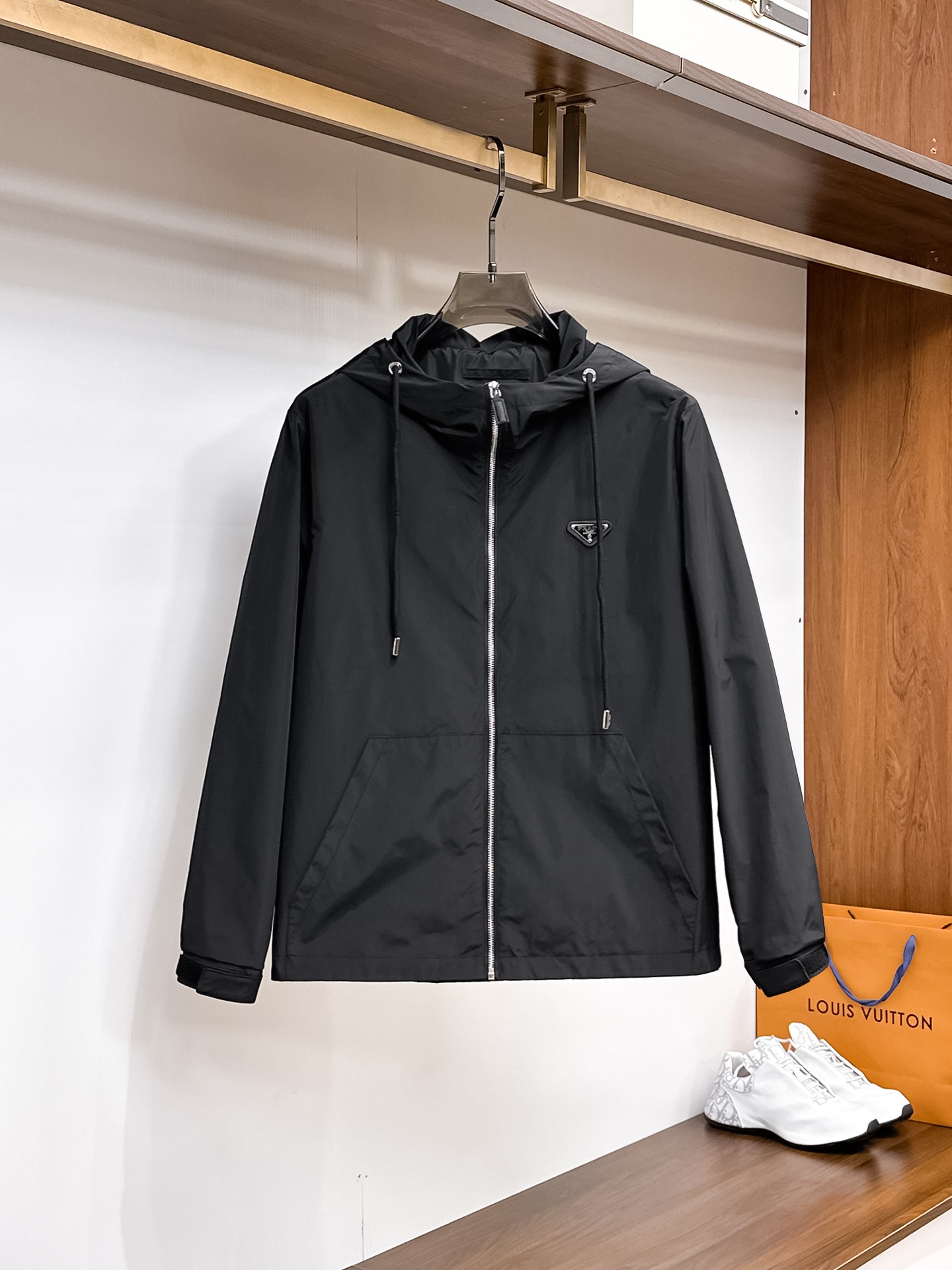 NO:937703,The same model from the Prada official website, complete with three labels, on sale in advance. 2026ss new men's jackets for autumn, high-end version with complete three labels from the original order. Custom-made fabrics at the counter. Highly breathable and comfortable, impeccable details, brand element design concept, reflecting high quality. Delicate and soft feel. Casual tailoring, excellent upper body shape. Size M～3XL, maximum weight, prada, jackets & coats, jackets & coats,19860909普拉达官网同款,三标齐全,提前发售 2026ss开秋新款男士夹克外套,原单三标齐全高端版本 专柜定制面料 透气舒适度高,细节无可挑剔,品牌元素设计理念,体现高品质.手感细腻柔软 呈现休闲裁剪,上身版型超赞 码数M～3XL,最大穿斤,,prada,jackets & coats,jackets & coats,,Men's clothing