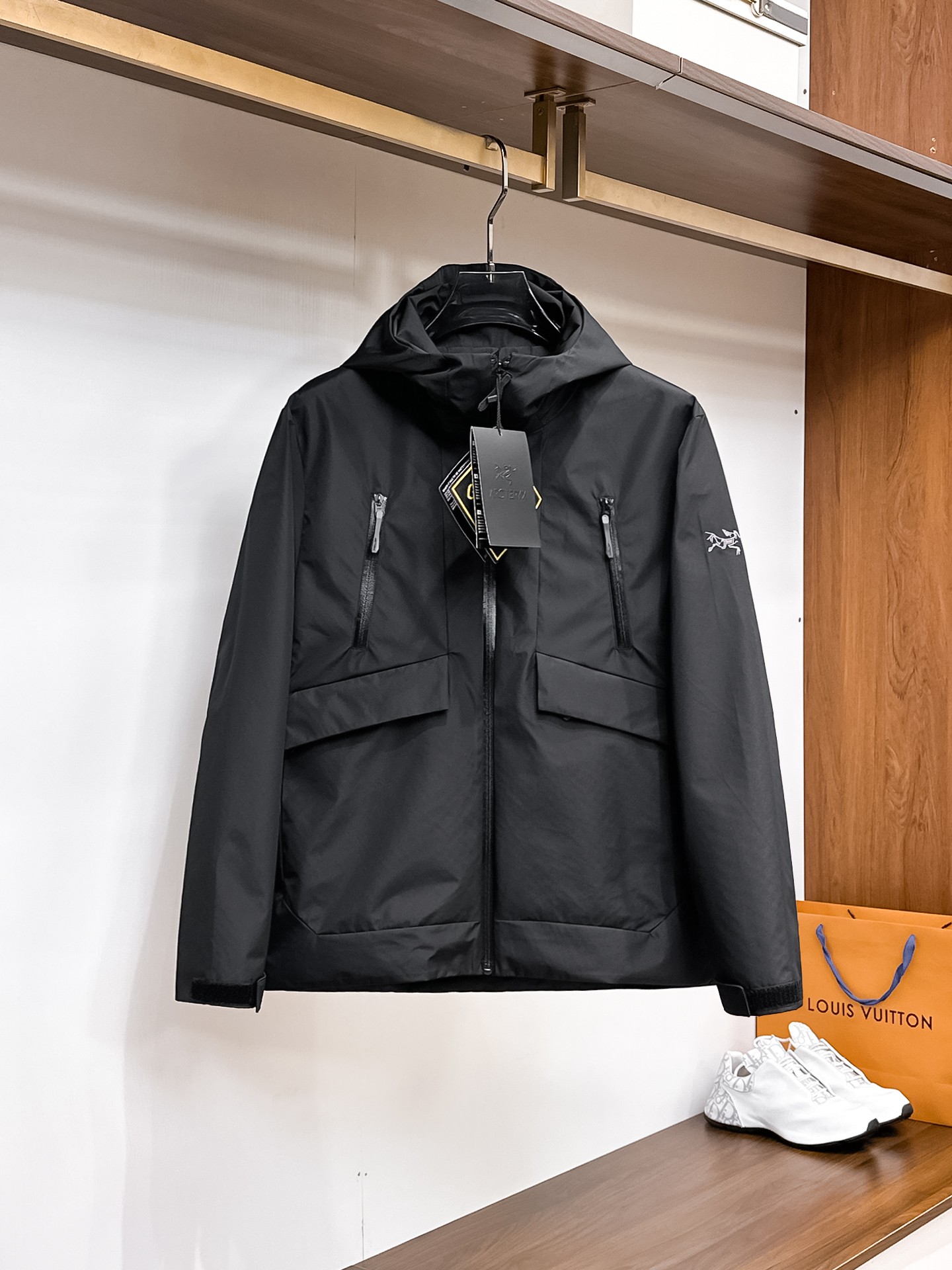 NO:937706,Same style as Arc'teryx official website, complete with three labels, on sale in advance. 2026ss new autumn men's jacket, high-end version with complete three labels of the original order. Custom-made fabrics at the counter. Highly breathable and comfortable, impeccable details, brand element design concept, reflecting high quality. Delicate and soft feel. Casual tailoring, excellent upper body shape. Size M～3XL, maximum weight, arc'teryx, jackets & coats, jackets & coats,19860909始祖鸟官网同款,三标齐全,提前发售 2026ss开秋新款男士夹克外套,原单三标齐全高端版本 专柜定制面料 透气舒适度高,细节无可挑剔,品牌元素设计理念,体现高品质.手感细腻柔软 呈现休闲裁剪,上身版型超赞 码数M～3XL,最大穿斤,arc'teryx,jackets & coats,jackets & coats,,Men's clothing
