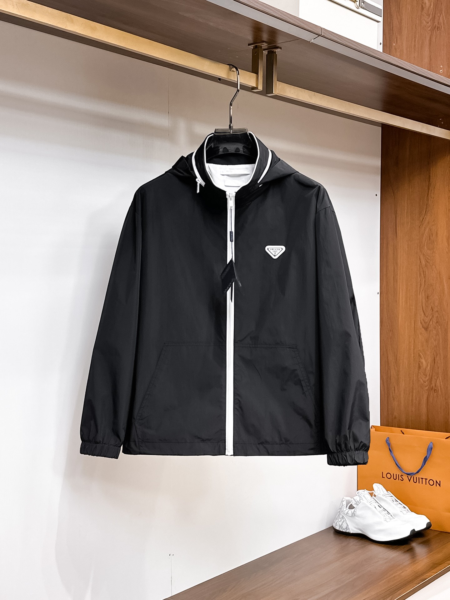 NO:937712,The same model from the Prada official website, complete with three labels, on sale in advance. 2026ss new men's jackets for autumn, high-end version with complete three labels from the original order. Custom-made fabrics at the counter. Highly breathable and comfortable, impeccable details, brand element design concept, reflecting high quality. Delicate and soft feel. Casual tailoring, excellent upper body shape. Size M～3XL, maximum weight, prada, jackets & coats, jackets & coats,19860909普拉达官网同款,三标齐全,提前发售 2026ss开秋新款男士夹克外套,原单三标齐全高端版本 专柜定制面料 透气舒适度高,细节无可挑剔,品牌元素设计理念,体现高品质.手感细腻柔软 呈现休闲裁剪,上身版型超赞 码数M～3XL,最大穿斤,,prada,jackets & coats,jackets & coats,,Men's clothing