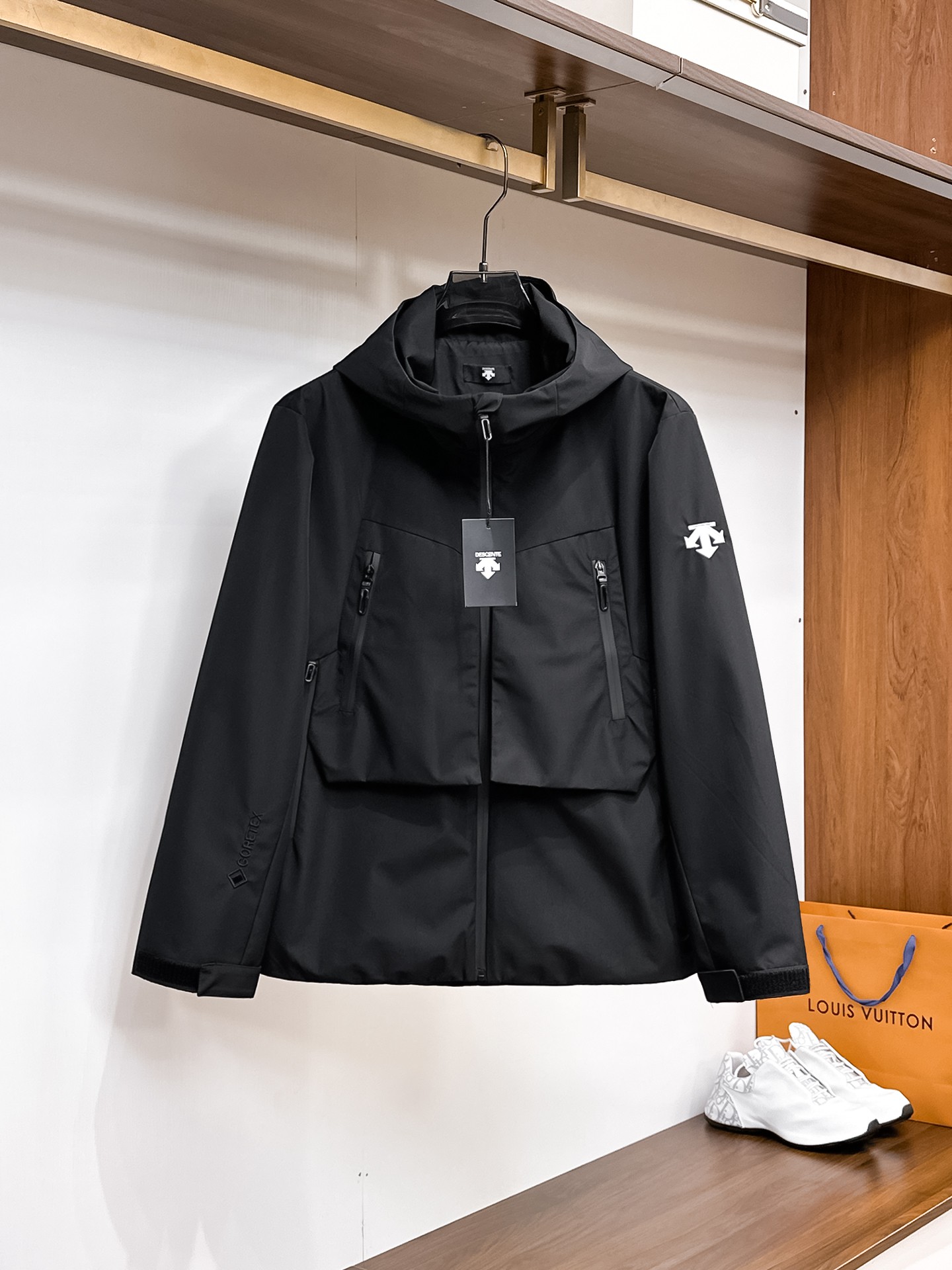 NO:937709,Same style as Descente's official website, complete with three labels, on sale in advance. 2026ss new autumn men's jacket, high-end version with complete three labels of the original order. Custom-made fabrics at the counter. Highly breathable and comfortable, impeccable details, brand element design concept, reflecting high quality. Delicate and soft feel. Casual tailoring, excellent upper body shape. Size M～3XL, maximum weight,,jackets & coats,jackets & coats,19860909迪桑特官网同款,三标齐全,提前发售 2026ss开秋新款男士夹克外套,原单三标齐全高端版本 专柜定制面料 透气舒适度高,细节无可挑剔,品牌元素设计理念,体现高品质.手感细腻柔软 呈现休闲裁剪,上身版型超赞 码数M～3XL,最大穿斤,,jackets & coats,jackets & coats,,Men's clothing