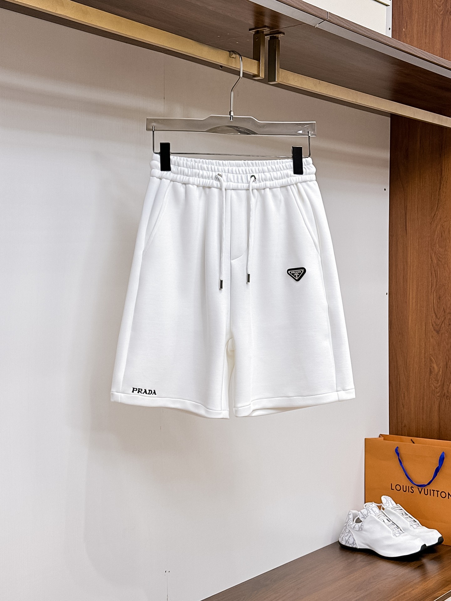 NO:948000,Prada's three-standard complete 2026 new summer men's casual reversible shorts, advanced custom-made breathable fabrics, extremely breathable, elastic and comfortable, impeccable details, top-grade accessories, original logo design concept, delicate and soft feel!  The upper body fit is awesome!  For sizes M-XXXL, please state your height and weight when ordering, prada, shorts,19860909普拉达 三标齐全 2026夏季新款男士休闲双面穿短裤,高级定制面料透气面料 透气弹力舒适度极高,细节无可挑剔,顶级辅料配备,原版logo设计理念,手感细腻柔软！上身版型超赞！尺码M-XXXL下单报身高体重,,prada,shorts,,Men's clothing