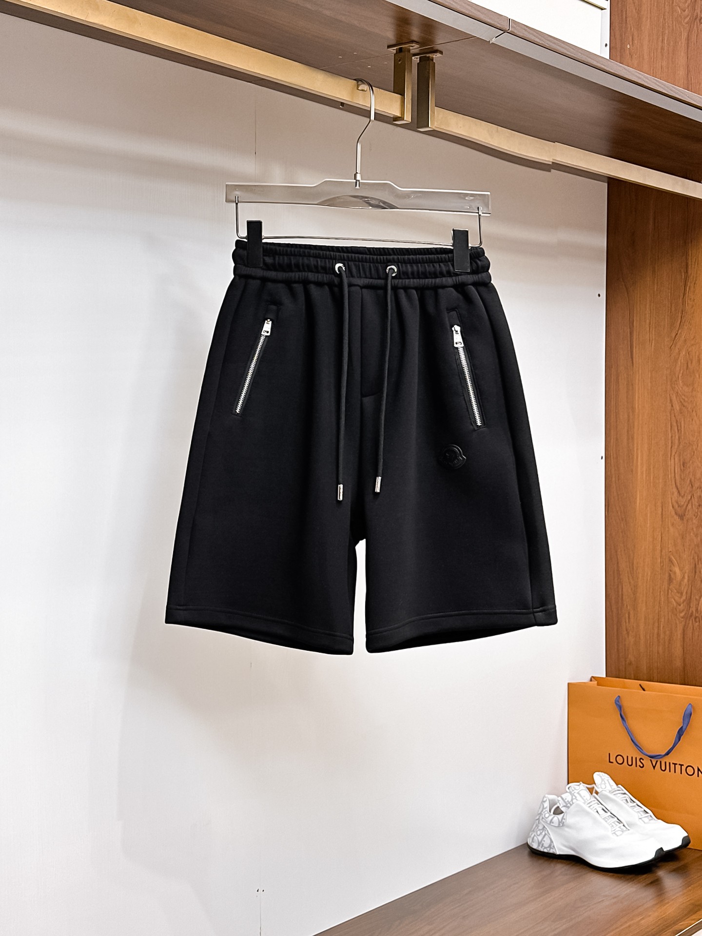 NO:948011,Mouth-mounted, complete with three standards, 2026 new summer men's casual reversible shorts, advanced custom-made breathable fabrics, extremely breathable, elastic and comfortable, impeccable details, top-grade accessories, original logo design concept, delicate and soft feel!  The upper body fit is awesome!  Sizes M-XXXL, please state your height and weight when ordering,,Moncler,shorts,19860909蒙口 三标齐全 2026夏季新款男士休闲双面穿短裤,高级定制面料透气面料 透气弹力舒适度极高,细节无可挑剔,顶级辅料配备,原版logo设计理念,手感细腻柔软！上身版型超赞！尺码M-XXXL下单报身高体重,,Moncler,shorts,,Men's clothing