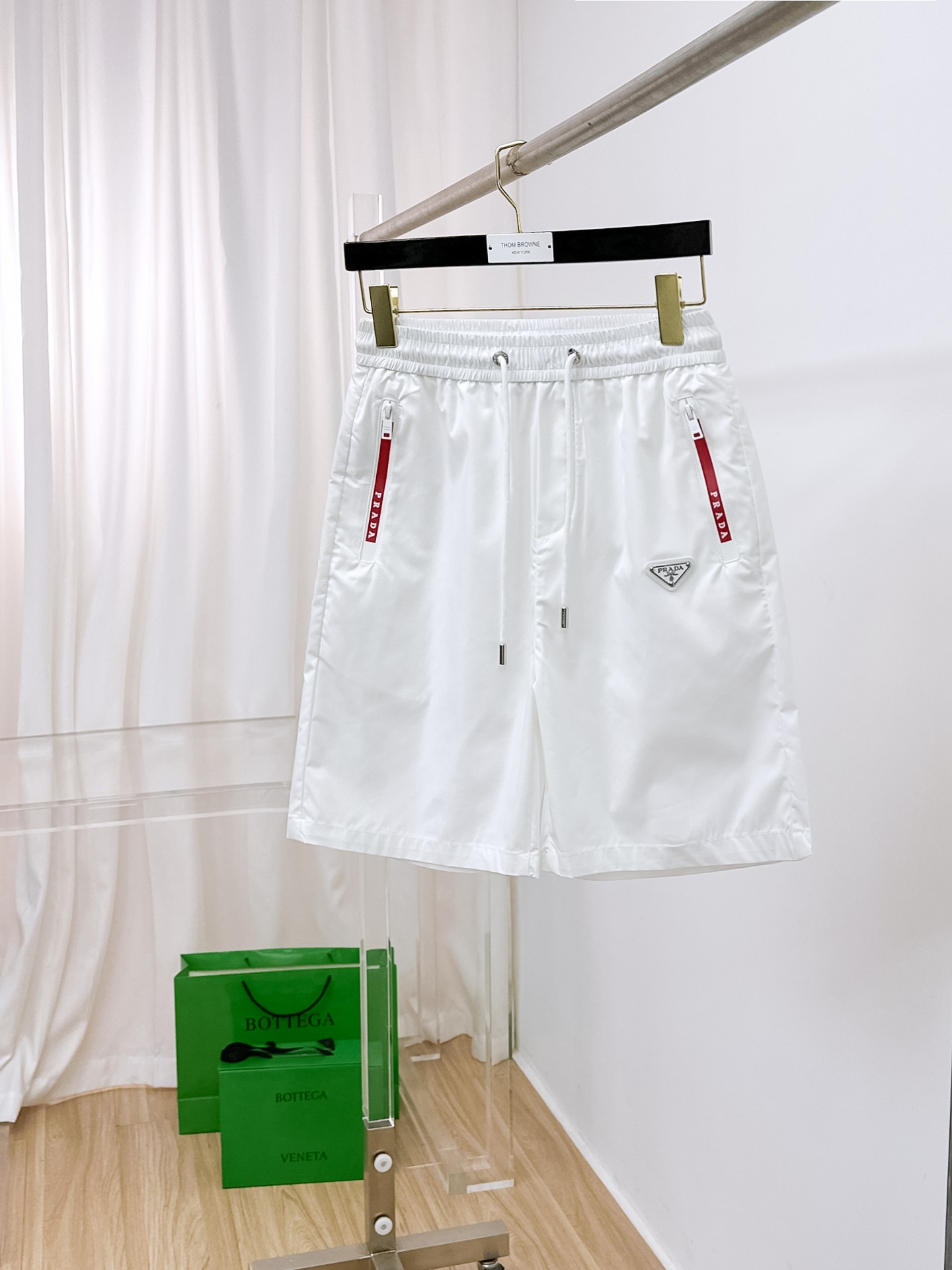 NO:477462,Prada has complete three standards. 2025 summer new men's casual shorts, high-end custom fabric breathable fabric, extremely breathable, elastic and comfortable, impeccable details, top-level auxiliary materials, original logo design concept, delicate and soft feel!  The upper body style is excellent!  Size M-XXXL order to report height and weight, prada, shorts, alexander wang19860909普拉达三标齐全 2025夏季新款男士休闲短裤,高级定制面料透气面料 透气弹力舒适度极高,细节无可挑剔,顶级辅料配备,原版logo设计理念,手感细腻柔软！上身版型超赞！尺码M-XXXL下单报身高体重,,prada,shorts,alexander wang,Men's clothing