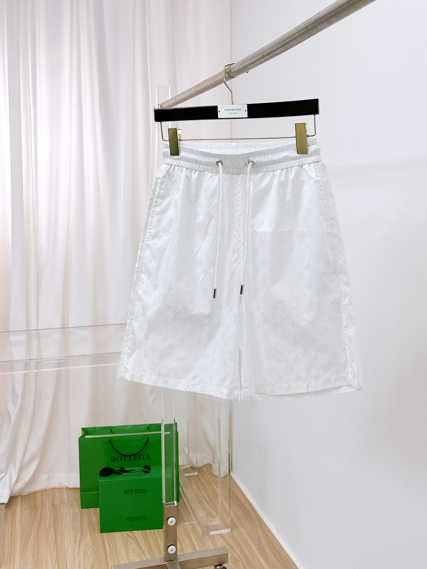 NO:477470,The LV three-standard new 2025 summer casual shorts, high-end custom fabric breathable fabric, extremely breathable, elastic and comfortable, impeccable details, top-level auxiliary materials, original logo design concept, delicate and soft feel!  The upper body style is excellent!  Size M-XXXL order to report height and weight, louis vuitton, shorts, alexander wang19860909LV三标齐全 2025夏季新款男士休闲短裤,高级定制面料透气面料 透气弹力舒适度极高,细节无可挑剔,顶级辅料配备,原版logo设计理念,手感细腻柔软！上身版型超赞！尺码M-XXXL下单报身高体重,,louis vuitton,shorts,alexander wang,Men's clothing