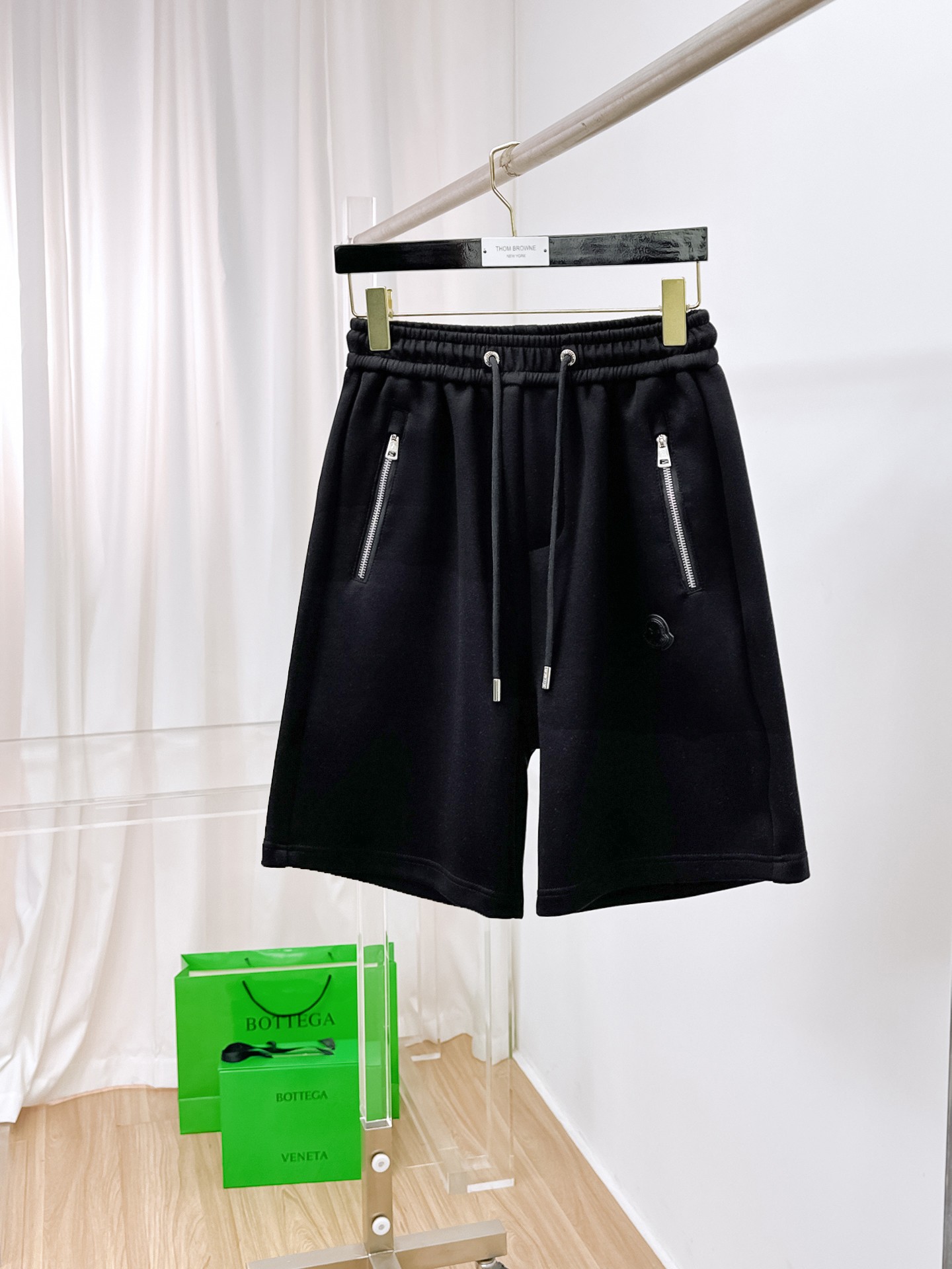 NO:477493,Complete three-stitched masks. 2025 summer new men's casual shorts, high-end custom fabric breathable fabric, extremely breathable, elastic and comfortable, impeccable details, top-level auxiliary materials, original logo design concept, delicate and soft feel!  The upper body style is excellent!  Size M-XXXL order to report height and weight, Moncler, shorts, alexander wang19860909蒙口三标齐全 2025夏季新款男士休闲短裤,高级定制面料透气面料 透气弹力舒适度极高,细节无可挑剔,顶级辅料配备,原版logo设计理念,手感细腻柔软！上身版型超赞！尺码M-XXXL下单报身高体重,,Moncler,shorts,alexander wang,Men's clothing