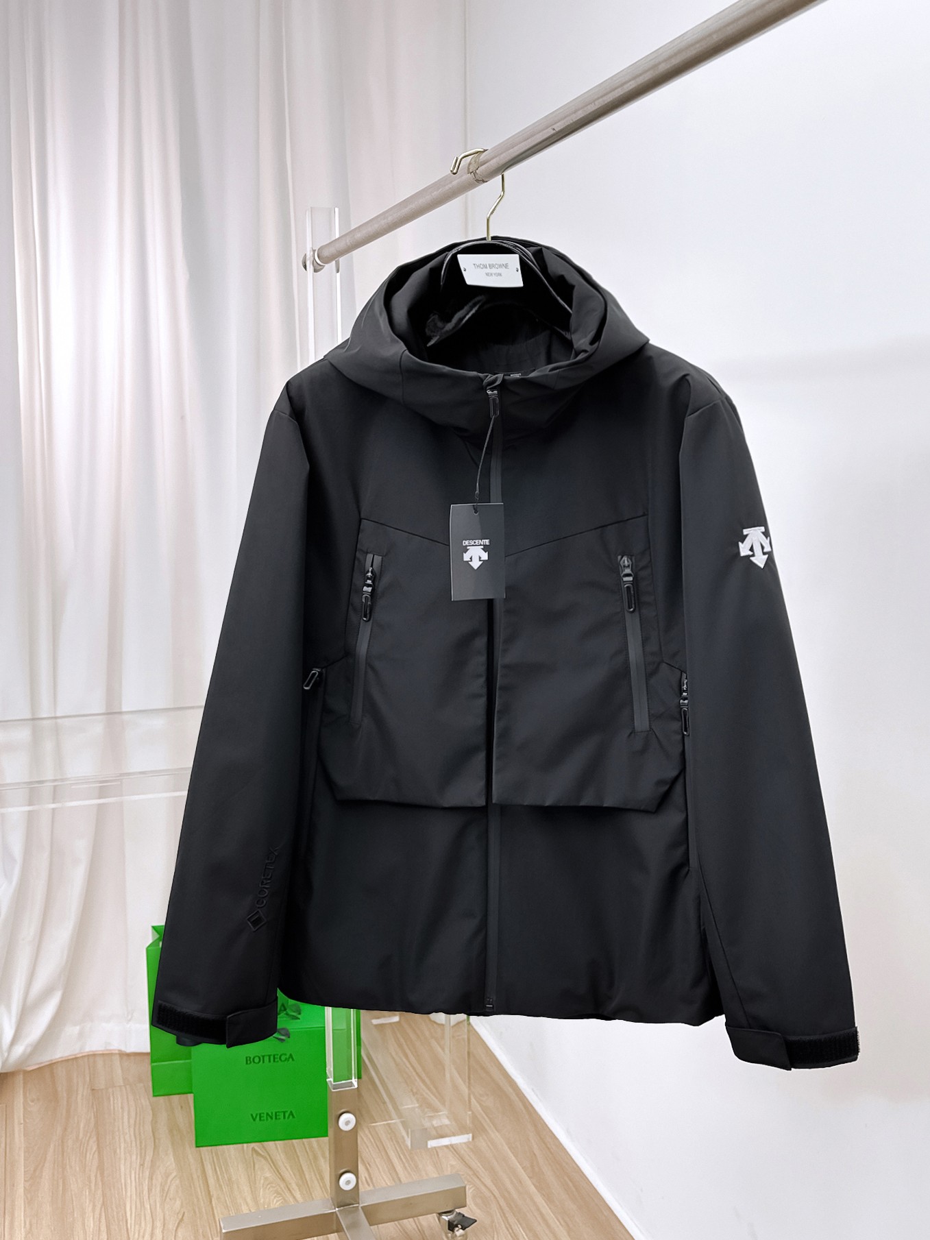 NO:905130,Same style as Descente's official website, complete with three labels, on sale in advance. 2026ss new autumn men's jacket, high-end version with complete three labels of the original order. Custom-made fabrics at the counter. Highly breathable and comfortable, impeccable details, brand element design concept, reflecting high quality. Delicate and soft feel. Casual tailoring, excellent upper body size. M～3XL, maximum wear 195 catties,,jackets & coats,jackets & coats,19860909迪桑特官网同款,三标齐全,提前发售 2026ss开秋新款男士夹克外套,原单三标齐全高端版本 专柜定制面料 透气舒适度高,细节无可挑剔,品牌元素设计理念,体现高品质.手感细腻柔软 呈现休闲裁剪,上身版型超赞 码数M～3XL,最大穿195斤,,jackets & coats,jackets & coats,,Men's clothing