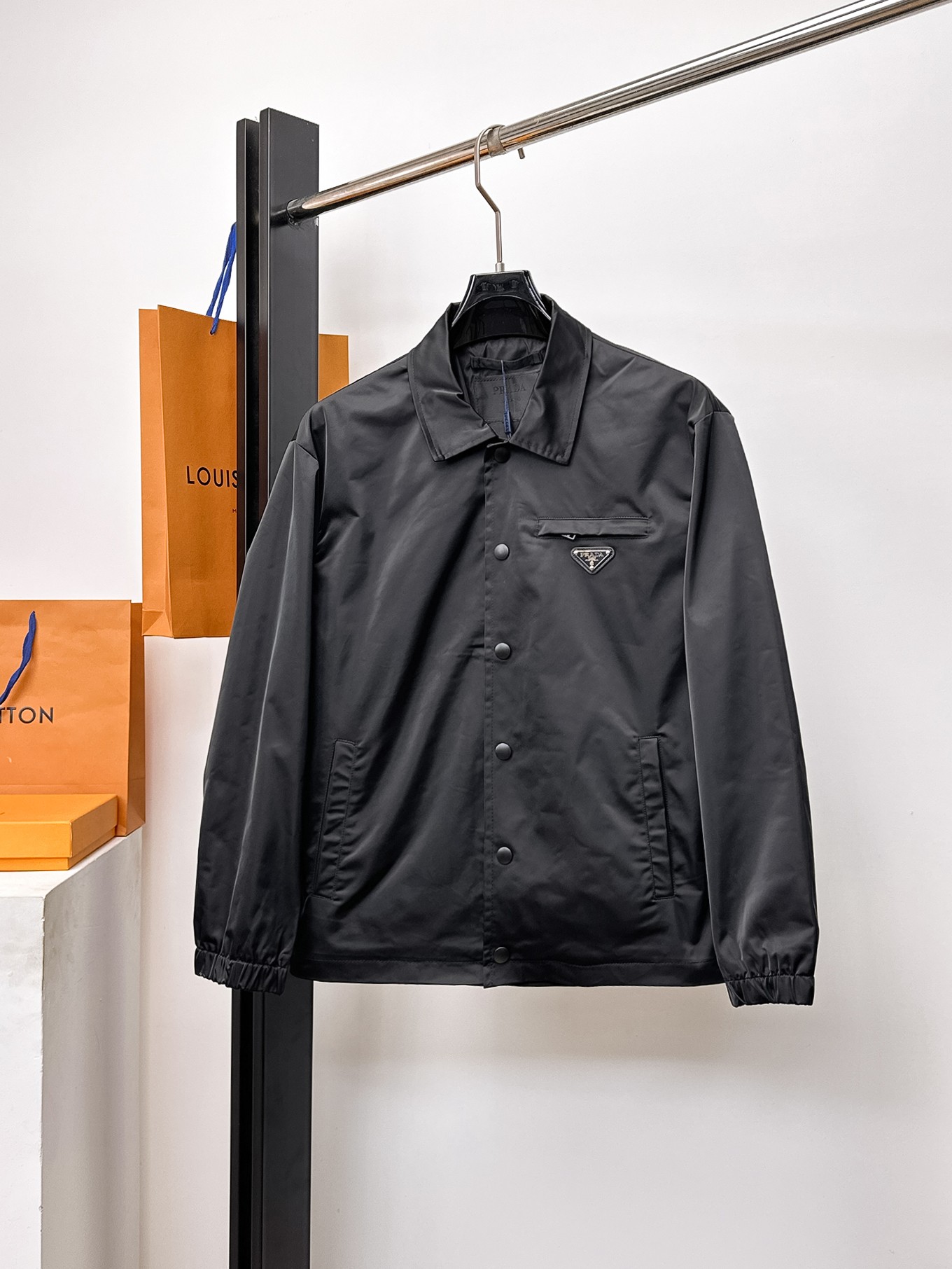 NO:662293,Same style as Prada official website, complete with three labels, sold in advance. 2025ss new autumn men's jacket, double-sided original single with three labels, high-end version. Custom-made fabrics at the counter. Highly breathable and comfortable, impeccable details, brand element design concept, reflecting high quality. Delicate and soft hand feel. Casual tailoring, excellent upper body shape. Size M～3XL, maximum wear 195 catties,, prada, jackets & coats, jackets & coats,  19860909普拉达官网同款,三标齐全,提前发售 2025ss开秋新款男士夹克外套,双面穿原单三标齐全高端版本 专柜定制面料 透气舒适度高,细节无可挑剔,品牌元素设计理念,体现高品质.手感细腻柔软 呈现休闲裁剪,上身版型超赞 码数M～3XL,最大穿195斤,,prada,jackets & coats,jackets & coats, ,Men's clothing