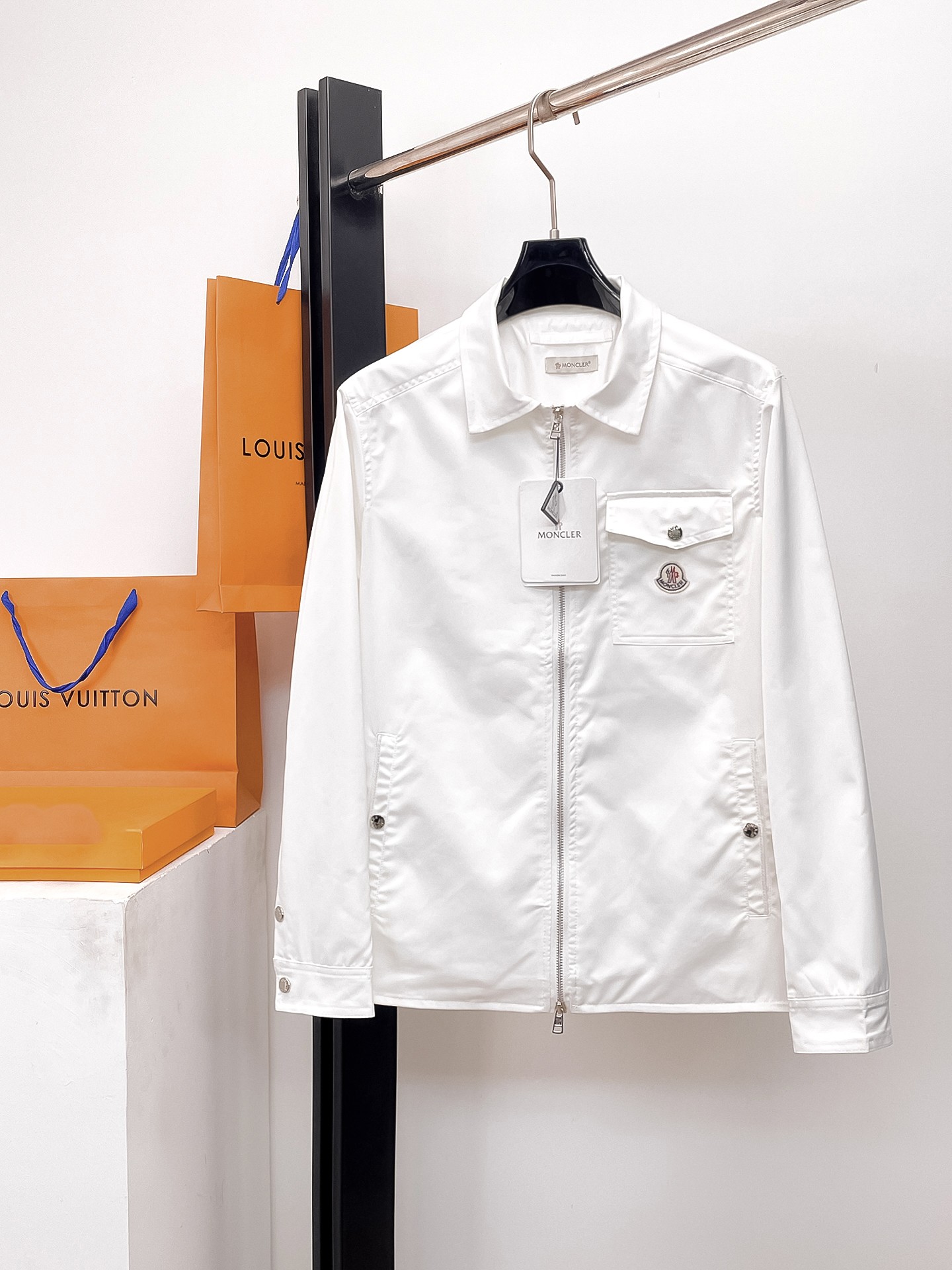 NO:662295,Same style as Mengkou official website, complete with three labels, sold in advance. 2025ss new autumn men's jacket, reversible original single with three labels, high-end version. Custom-made fabrics at the counter. Highly breathable and comfortable, impeccable details, brand element design concept, reflecting high quality. Delicate and soft feel. Casual tailoring, excellent upper body shape. Size M～3XL, maximum wear 195 catties, Moncler, jackets & coats, jackets & coats,  19860909蒙口官网同款,三标齐全,提前发售 2025ss开秋新款男士夹克外套,双面穿原单三标齐全高端版本 专柜定制面料 透气舒适度高,细节无可挑剔,品牌元素设计理念,体现高品质.手感细腻柔软 呈现休闲裁剪,上身版型超赞 码数M～3XL,最大穿195斤,,Moncler,jackets & coats,jackets & coats, ,Men's clothing