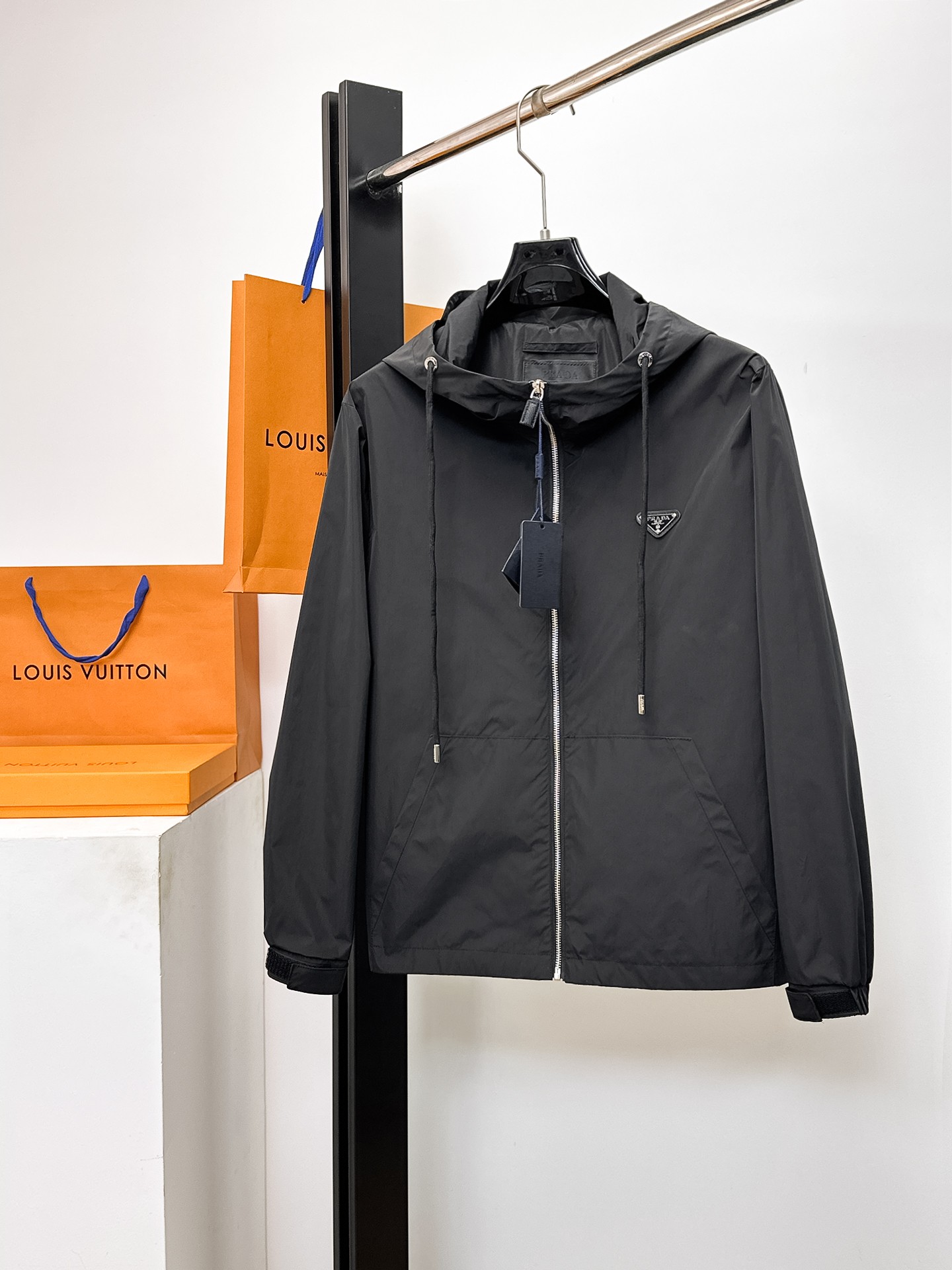 NO:662297,Same style as Prada official website, complete with three labels, sold in advance. 2025ss new autumn men's jacket, double-sided original single with three labels, high-end version. Custom-made fabrics at the counter. Highly breathable and comfortable, impeccable details, brand element design concept, reflecting high quality. Delicate and soft hand feel. Casual tailoring, excellent upper body shape. Size M～3XL, maximum wear 195 catties,, prada, jackets & coats, jackets & coats,  19860909普拉达官网同款,三标齐全,提前发售 2025ss开秋新款男士夹克外套,双面穿原单三标齐全高端版本 专柜定制面料 透气舒适度高,细节无可挑剔,品牌元素设计理念,体现高品质.手感细腻柔软 呈现休闲裁剪,上身版型超赞 码数M～3XL,最大穿195斤,,prada,jackets & coats,jackets & coats, ,Men's clothing