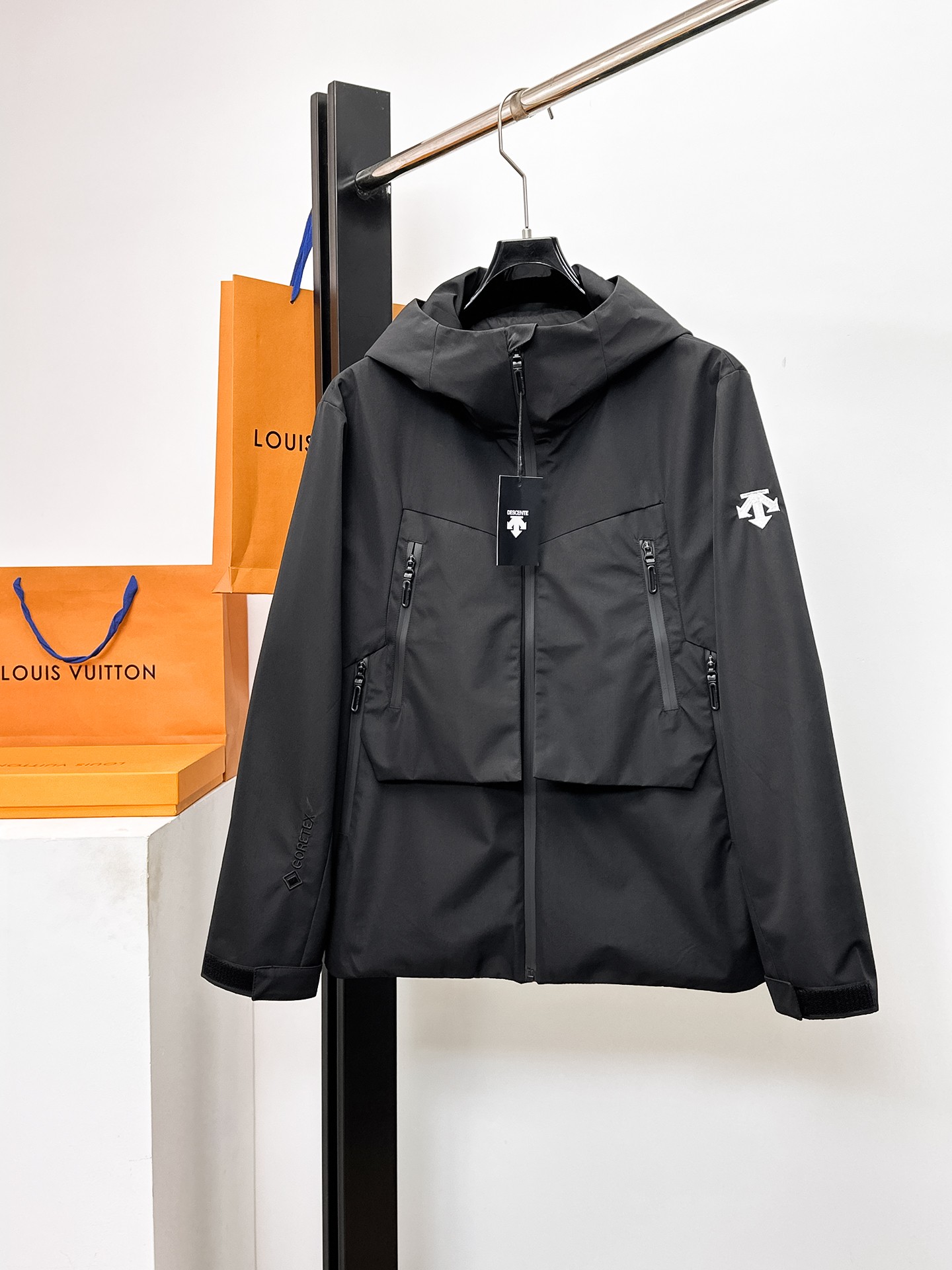 NO:662301,Same style as Descente's official website, complete with three labels, on sale in advance. 2025ss new autumn men's jacket, double-sided original single with three labels, high-end version. Custom-made fabrics at the counter. Highly breathable and comfortable, impeccable details, brand element design concept, reflecting high quality. Delicate and soft feel. Casual tailoring, excellent upper body shape. Size M~3XL, maximum wear 195 catties,,jackets & coats,jackets & coats, 19860909迪桑特官网同款,三标齐全,提前发售 2025ss开秋新款男士夹克外套,双面穿原单三标齐全高端版本 专柜定制面料 透气舒适度高,细节无可挑剔,品牌元素设计理念,体现高品质.手感细腻柔软 呈现休闲裁剪,上身版型超赞 码数M～3XL,最大穿195斤,,jackets & coats,jackets & coats, ,Men's clothing