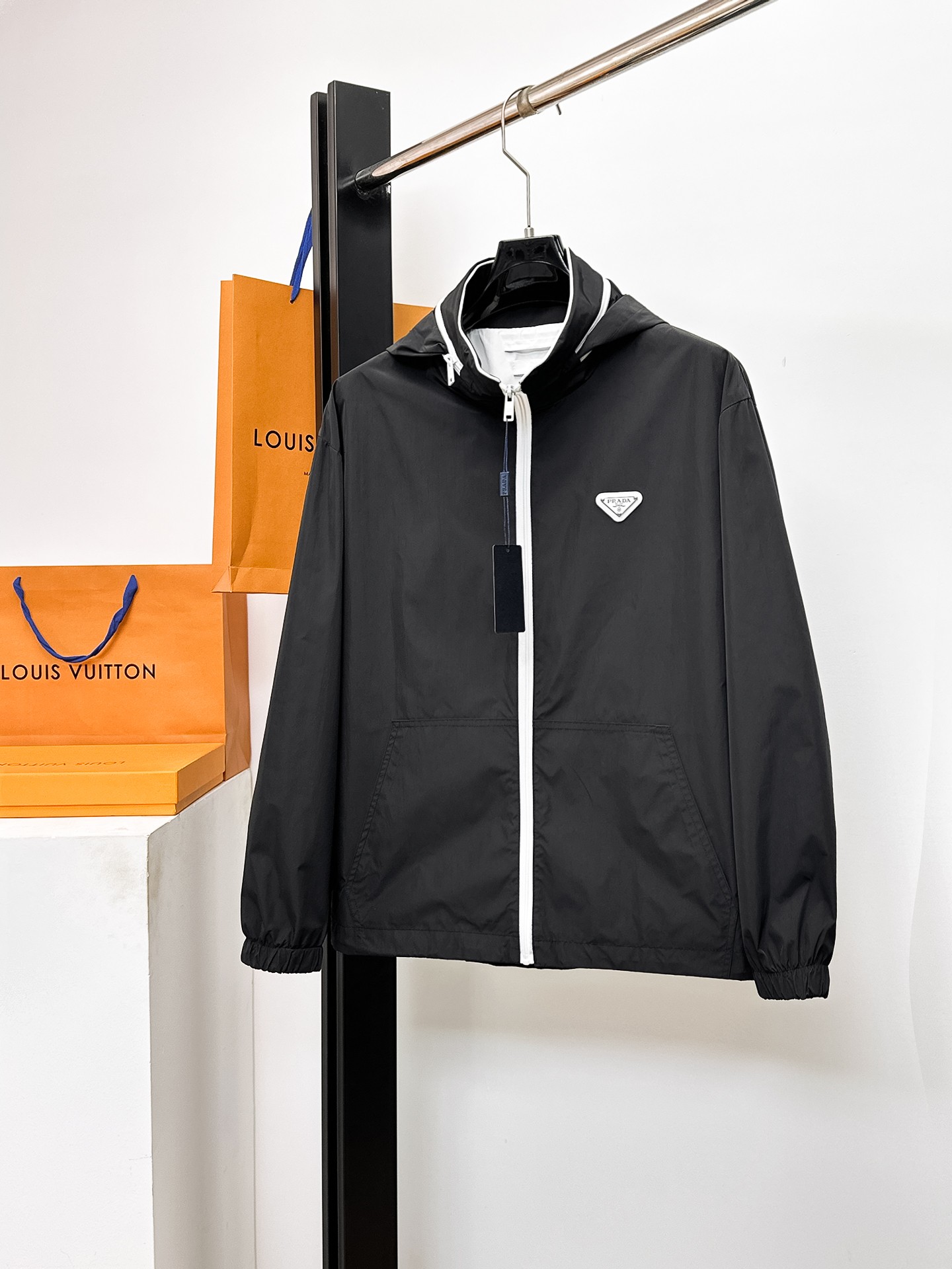 NO:662288,Same style as Prada official website, complete with three labels, sold in advance. 2025ss new autumn men's jacket, double-sided original single with three labels, high-end version. Custom-made fabrics at the counter. Highly breathable and comfortable, impeccable details, brand element design concept, reflecting high quality. Delicate and soft hand feel. Casual tailoring, excellent upper body shape. Size M～3XL, maximum wear 195 catties,, prada, jackets & coats, jackets & coats,  19860909普拉达官网同款,三标齐全,提前发售 2025ss开秋新款男士夹克外套,双面穿原单三标齐全高端版本 专柜定制面料 透气舒适度高,细节无可挑剔,品牌元素设计理念,体现高品质.手感细腻柔软 呈现休闲裁剪,上身版型超赞 码数M～3XL,最大穿195斤,,prada,jackets & coats,jackets & coats, ,Men's clothing