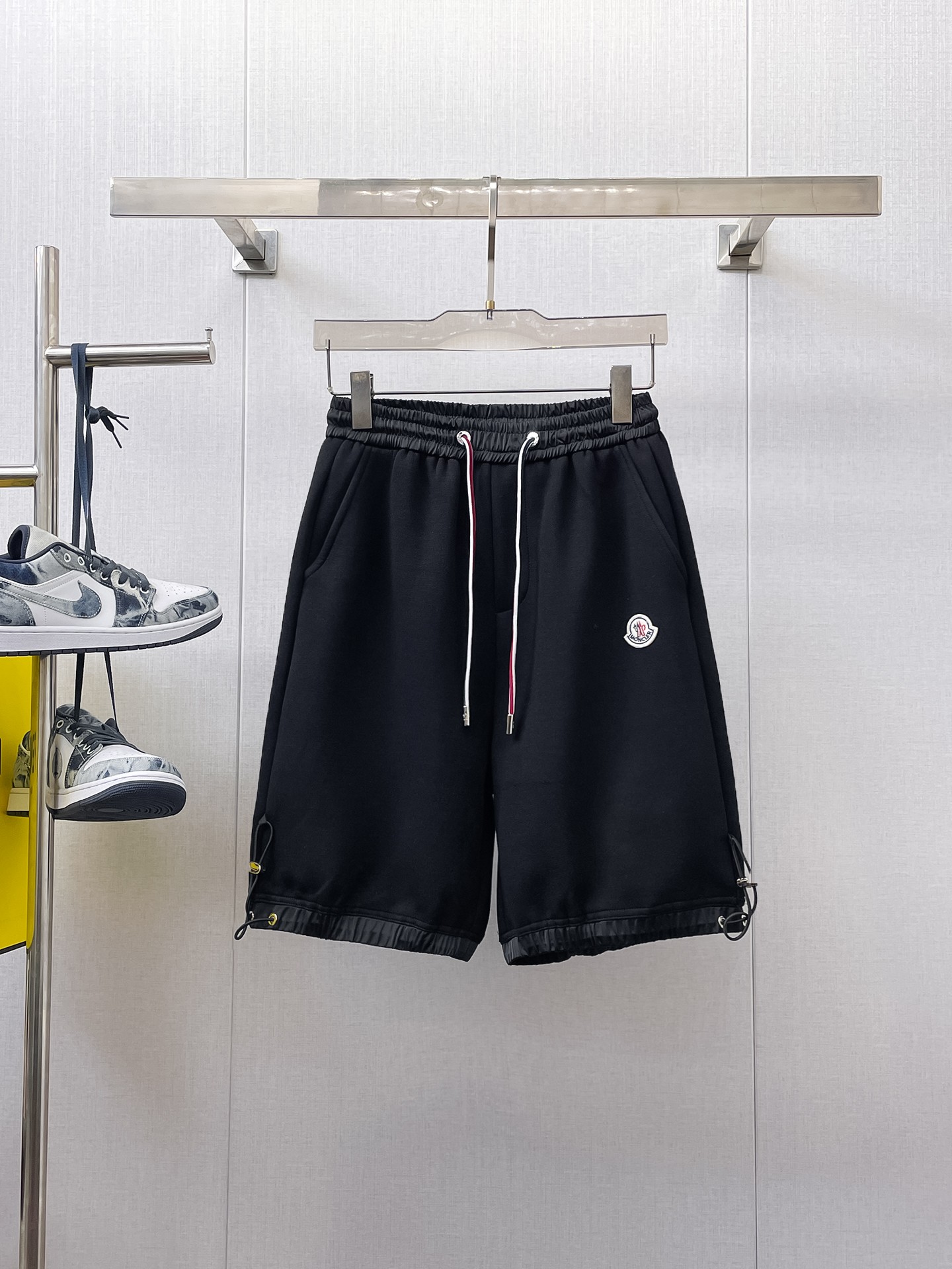 NO:934017,2026 new summer men's casual shorts with complete three-standard muzzle protection, advanced custom-made breathable fabrics, extremely breathable, elastic and comfortable, with impeccable details, top-grade accessories, original logo design concept, delicate and soft feel!  The upper body fit is awesome!  Sizes M-XXXL, please state your height and weight when ordering,,Moncler,shorts,19860909蒙口三标齐全 2026夏季新款男士休闲短裤,高级定制面料透气面料 透气弹力舒适度极高,细节无可挑剔,顶级辅料配备,原版logo设计理念,手感细腻柔软！上身版型超赞！尺码M-XXXL下单报身高体重,,Moncler,shorts,,Men's clothing