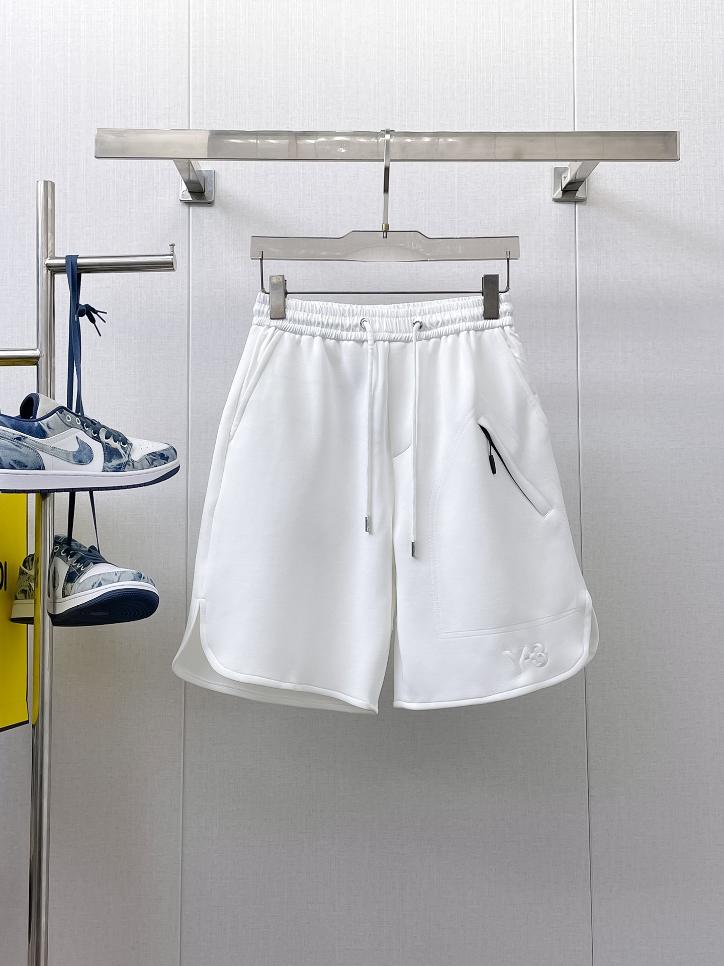 NO:934020,Y3 three-standard complete 2026 summer new men's casual shorts, advanced custom-made breathable fabrics, extremely breathable, elastic and comfortable, impeccable details, top-grade accessories, original logo design concept, delicate and soft feel!  The upper body shape is awesome!  Sizes M-XXXL, please state your height and weight when ordering,,shorts,19860909Y3三标齐全 2026夏季新款男士休闲短裤,高级定制面料透气面料 透气弹力舒适度极高,细节无可挑剔,顶级辅料配备,原版logo设计理念,手感细腻柔软！上身版型超赞！尺码M-XXXL下单报身高体重,,shorts,,Men's clothing