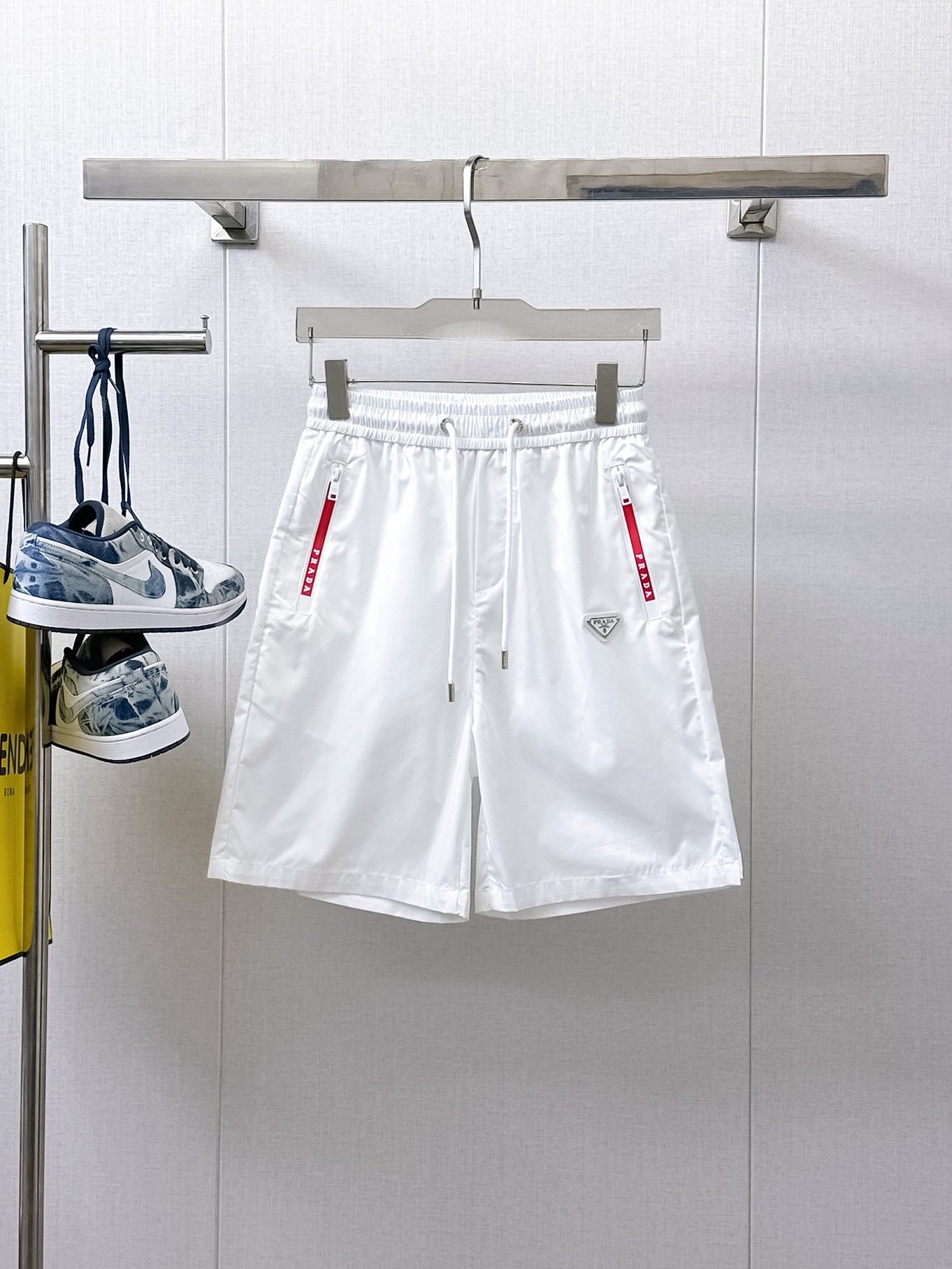 NO:933980,Prada's three-standard complete 2026 summer new men's casual shorts, advanced custom-made breathable fabrics, extremely breathable, elastic and comfortable, impeccable details, top-grade accessories, original logo design concept, delicate and soft feel!  The upper body fit is awesome!  Sizes M-XXXL, please state your height and weight when ordering, prada, shorts,19860909普拉达三标齐全 2026夏季新款男士休闲短裤,高级定制面料透气面料 透气弹力舒适度极高,细节无可挑剔,顶级辅料配备,原版logo设计理念,手感细腻柔软！上身版型超赞！尺码M-XXXL下单报身高体重,,prada,shorts,,Men's clothing
