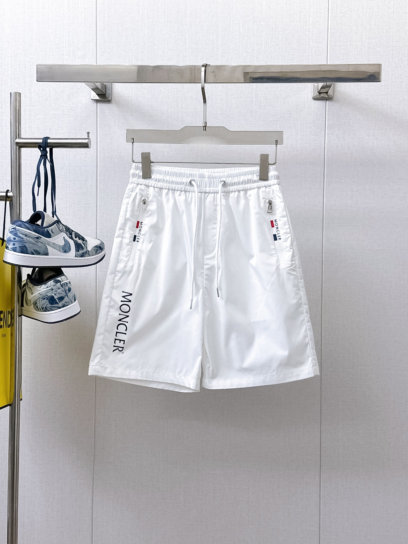 NO:933988,2026 new summer men's casual shorts with complete three-standard muzzle protection, advanced custom-made breathable fabrics, extremely breathable, elastic and comfortable, with impeccable details, top-grade accessories, original logo design concept, delicate and soft feel!  The upper body shape is awesome!  Sizes M-XXXL, please state your height and weight when ordering,,Moncler,shorts,19860909蒙口三标齐全 2026夏季新款男士休闲短裤,高级定制面料透气面料 透气弹力舒适度极高,细节无可挑剔,顶级辅料配备,原版logo设计理念,手感细腻柔软！上身版型超赞！尺码M-XXXL下单报身高体重,,Moncler,shorts,,Men's clothing