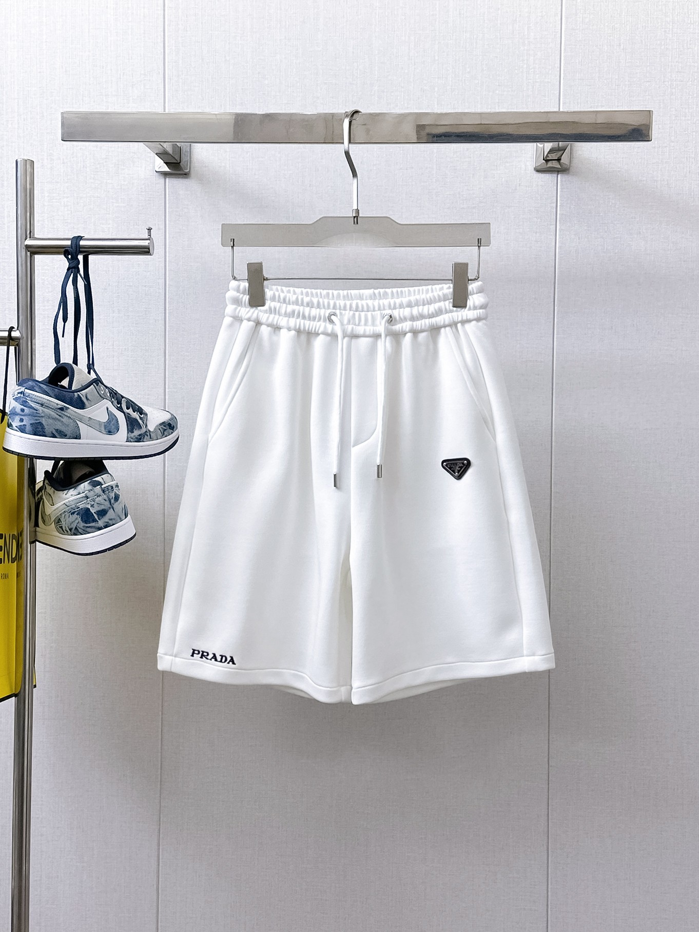 NO:933991,Prada's three-standard complete 2026 summer new men's casual shorts, advanced custom-made breathable fabrics, extremely breathable, elastic and comfortable, impeccable details, top-grade accessories, original logo design concept, delicate and soft feel!  The upper body shape is awesome!  Sizes M-XXXL, please state your height and weight when ordering, prada, shorts,19860909普拉达三标齐全 2026夏季新款男士休闲短裤,高级定制面料透气面料 透气弹力舒适度极高,细节无可挑剔,顶级辅料配备,原版logo设计理念,手感细腻柔软！上身版型超赞！尺码M-XXXL下单报身高体重,,prada,shorts,,Men's clothing