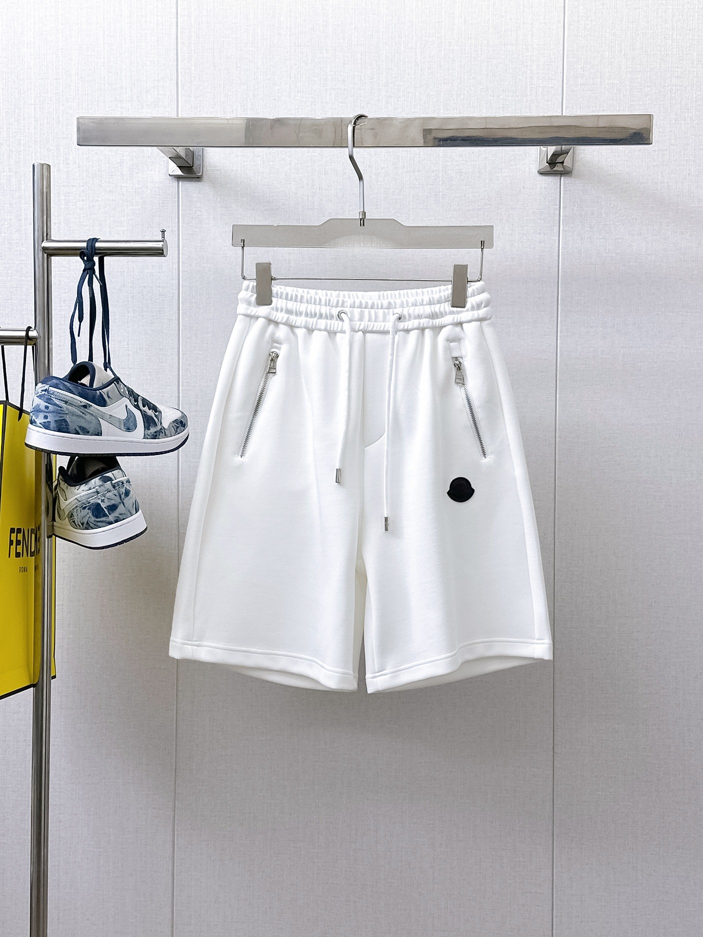 NO:933996,2026 new summer men's casual shorts with complete three-standard muzzle protection, advanced custom-made breathable fabrics, extremely breathable, elastic and comfortable, with impeccable details, top-grade accessories, original logo design concept, delicate and soft feel!  The upper body shape is awesome!  Sizes M-XXXL, please state your height and weight when ordering,,Moncler,shorts,19860909蒙口三标齐全 2026夏季新款男士休闲短裤,高级定制面料透气面料 透气弹力舒适度极高,细节无可挑剔,顶级辅料配备,原版logo设计理念,手感细腻柔软！上身版型超赞！尺码M-XXXL下单报身高体重,,Moncler,shorts,,Men's clothing