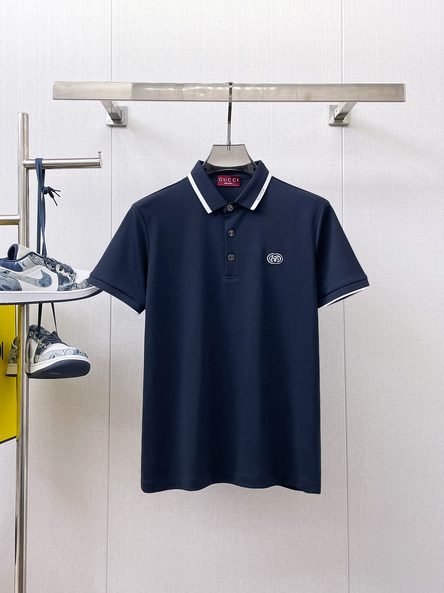 NO:933212,Gucci 2026ss summer new letter logo men's lapel Polo shirt!  Classic business men's style, the ceiling-level business men's style of high-end men's clothing!  Simple and fashionable yet elegant, it looks great when worn alone, and quality control/details control can be taken away with your eyes closed. It is low-key, luxurious and connotative!  The custom-woven mesh pique cotton fabric supplied by the customer is carefully made. The mesh texture is evenly arranged on the surface of the fabric. It has excellent breathability and heat dissipation and perspiration. The upper body comfort is completely better than ordinary single-sided jersey tissue!  The classic brand LOGO on the chest is made with top-notch craftsmanship. The LOGO is three-dimensional, clear and full, and has extraordinary texture. Whether it is worn as an inner layer or worn alone, it is a classic product!  The exquisite tailoring process, every detail is handled very standard and delicately, which cannot be compared with other low-end products on the market. It is a must-have basic and versatile Polo shirt for men!  Available in multiple colors, sizes M-4xl,,19860909古奇 2026ss夏季新款字母logo男士翻领Polo衫！经典商务男款,高端男装的天花板级别的商务男款！简约时尚大气不失优雅,单穿内搭体面过人,品质控/细节控的闭眼带走,低调又奢华有内涵！ 客供定织网眼珠地棉布精心制成,面料表面排列均匀整齐的网眼纹理,透气性和散热排汗性极佳,上身舒适程度完全优于普通单面汗布组织！胸前经典的品牌LOGO标识,采用顶级工艺打造,LOGO立体清晰饱满,质感非凡的特质,无论是内搭还是单穿都是一款经典领域的产品！精妙绝伦的裁剪工艺,每一个细节处理的非常标准细腻,非市面一般LOW货可以媲美的,男士必入基础百搭款Polo衫推荐！ 颜色多颜色 尺码M-4xl,,,Men's clothing