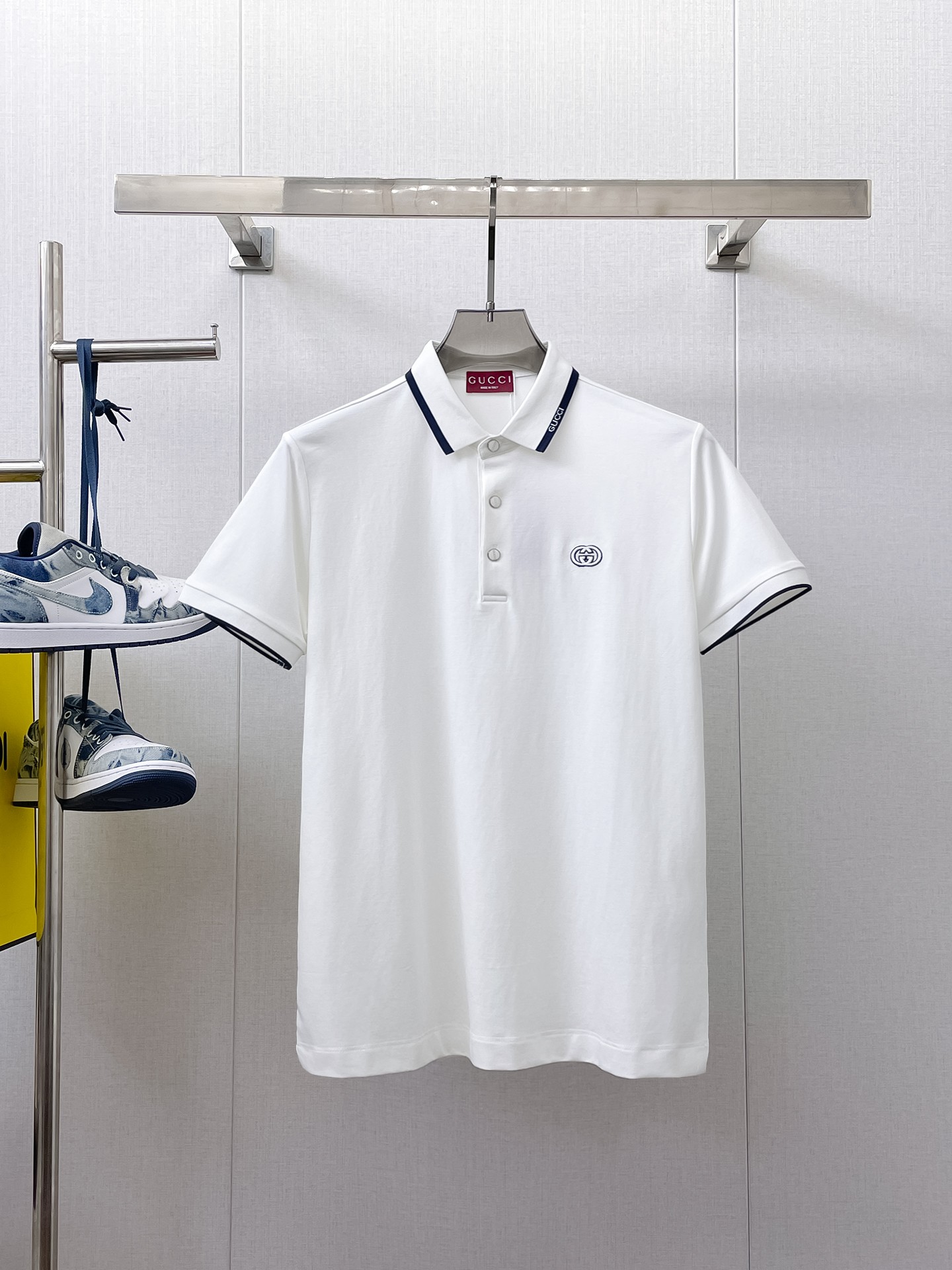 NO:934002,Gucci 2026ss summer new letter logo men's lapel Polo shirt!  Classic business men's style, the ceiling-level business men's style of high-end men's clothing!  Simple and fashionable yet elegant, it looks great when worn alone, and quality control/details control can be taken away with your eyes closed. It is low-key, luxurious and connotative!  The custom-woven mesh pique cotton fabric supplied by the customer is carefully made. The mesh texture is evenly arranged on the surface of the fabric. It has excellent breathability and heat dissipation and perspiration. The upper body comfort is completely better than ordinary single-sided jersey tissue!  The classic brand LOGO on the chest is made with top-notch craftsmanship. The LOGO is three-dimensional, clear and full, and has extraordinary texture. Whether it is worn as an inner layer or worn alone, it is a classic product!  The exquisite tailoring process, every detail is handled very standard and delicately, which cannot be compared with other low-end products on the market. It is a must-have basic and versatile Polo shirt for men!  Available in multiple colors, sizes M-4xl,,19860909古奇 2026ss夏季新款字母logo男士翻领Polo衫！经典商务男款,高端男装的天花板级别的商务男款！简约时尚大气不失优雅,单穿内搭体面过人,品质控/细节控的闭眼带走,低调又奢华有内涵！ 客供定织网眼珠地棉布精心制成,面料表面排列均匀整齐的网眼纹理,透气性和散热排汗性极佳,上身舒适程度完全优于普通单面汗布组织！胸前经典的品牌LOGO标识,采用顶级工艺打造,LOGO立体清晰饱满,质感非凡的特质,无论是内搭还是单穿都是一款经典领域的产品！精妙绝伦的裁剪工艺,每一个细节处理的非常标准细腻,非市面一般LOW货可以媲美的,男士必入基础百搭款Polo衫推荐！ 颜色多颜色 尺码M-4xl,,,Men's clothing