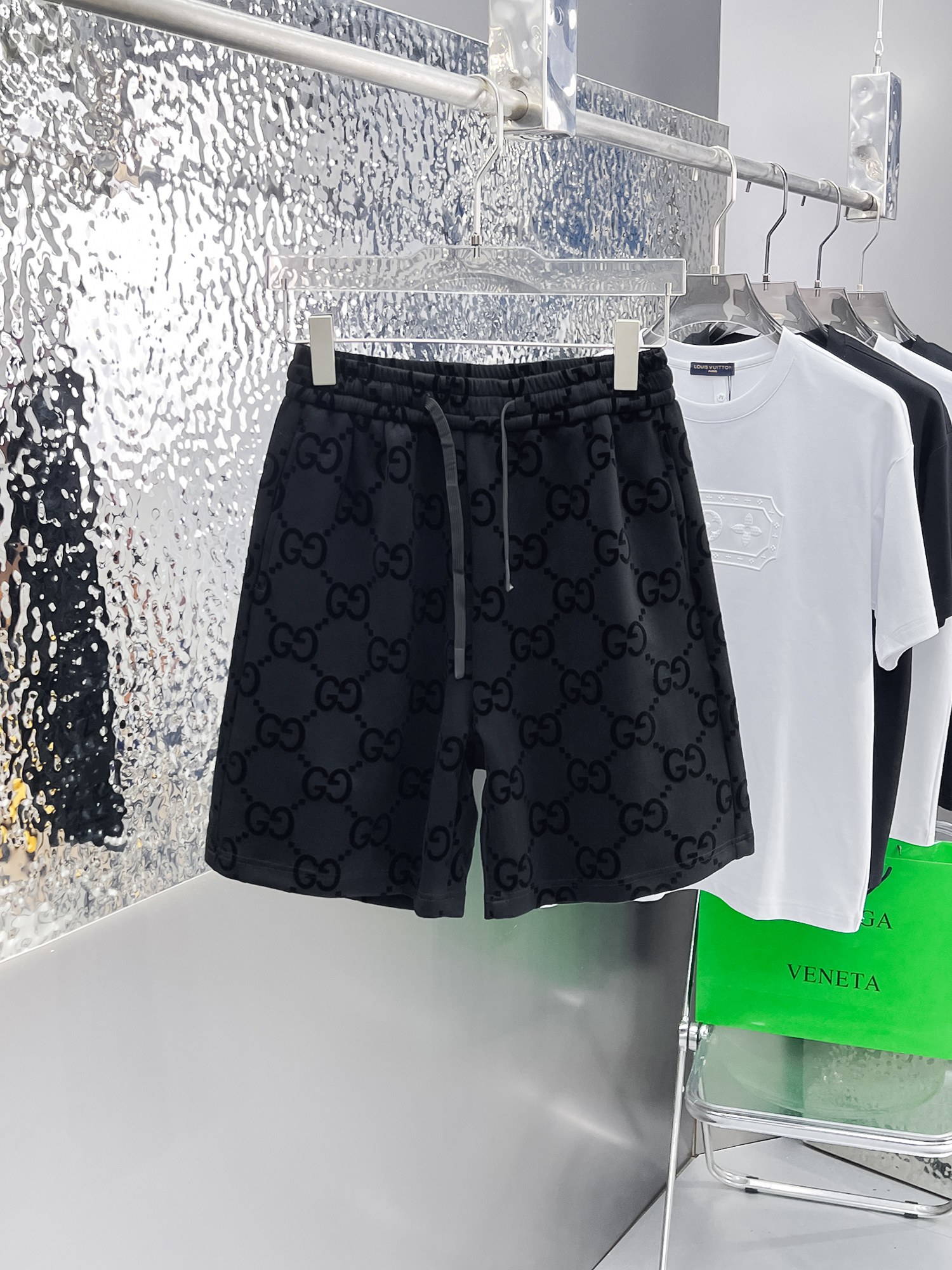 NO:862869,Gucci 2026ss new summer style, original counter casual shorts, luxury classic brand original LOGO accessories, counter best-selling model, very comfortable to wear, low-key yet luxurious, very classy to wear. Needless to say, the trousers style and tailoring. The upper body is exquisite and high-end, first-class and top-quality materials. Really palace-level casual pants. The cotton of Turkey is of outstanding quality. After heavy washing, the pants are very soft!  Not picky, the upper body is absolutely stylish and extremely luxurious. Sizes M-3XL.,,shorts,19860909古奇 2026ss夏季新款,原单专柜休闲短裤,奢华经典品牌原版LOGO配饰 专柜热销款 身穿着非常舒适 低调不失奢华 穿出去非常有档次 裤型款式和裁剪亦无需多言 上身精致跃然高档一等一顶级质料 真正殿堂级的休闲裤 选用土耳其的棉花品质卓然,经过重水洗使得裤子很柔软！不挑人 上身绝对的有型 极度奢华. 尺码M-3XL.,,shorts,,Men's clothing