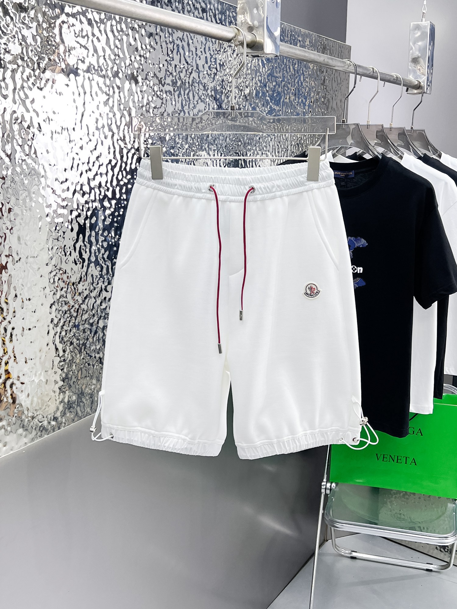 NO:862797,Mengkou 2026ss new summer style, original counter casual shorts, luxury classic brand original LOGO accessories, counter best-selling model, very comfortable to wear, low-key yet luxurious, very classy to wear. Needless to say the trousers style and tailoring, the upper body is exquisite and high-end, first-class and top-quality materials. Really palace-level casual pants. The cotton from Turkey is of outstanding quality. After heavy washing, the pants are very soft!  Not picky, the upper body is absolutely stylish and extremely luxurious. Sizes M-3XL.,,Moncler,shorts,19860909蒙口 2026ss夏季新款,原单专柜休闲短裤,奢华经典品牌原版LOGO配饰 专柜热销款 身穿着非常舒适 低调不失奢华 穿出去非常有档次 裤型款式和裁剪亦无需多言 上身精致跃然高档一等一顶级质料 真正殿堂级的休闲裤 选用土耳其的棉花品质卓然,经过重水洗使得裤子很柔软！不挑人 上身绝对的有型 极度奢华. 尺码M-3XL.,,Moncler,shorts,,Men's clothing