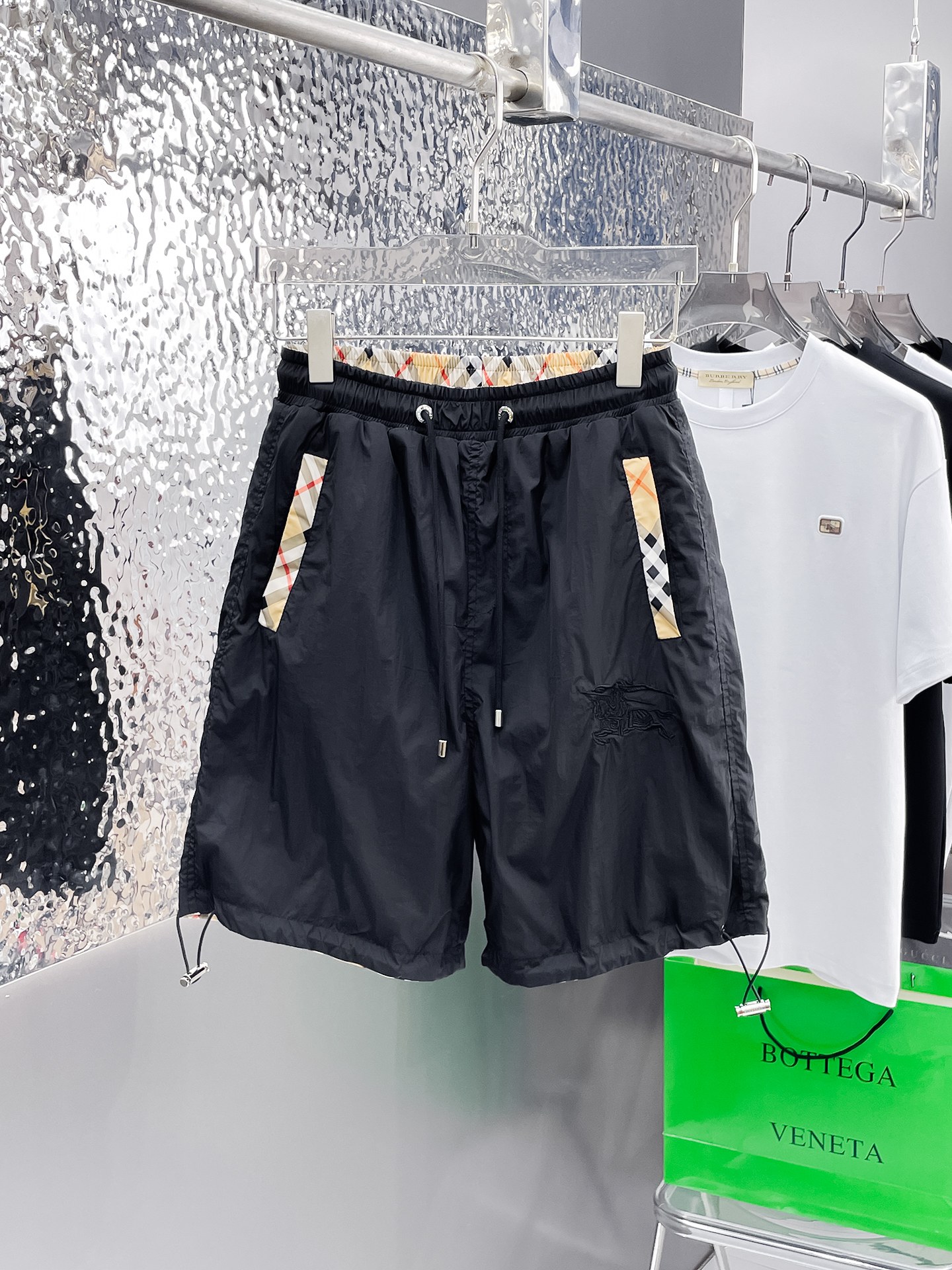 NO:862804,Burberry 2026ss new summer style, original counter casual reversible shorts, luxury classic brand original LOGO accessories, counter best-selling style. Very comfortable to wear, low-key yet luxurious, very classy to wear. Needless to say the trousers style and cut. The upper body is exquisite and high-end, first-class and top-quality materials. Really palace-level casual pants. The cotton of Turkey is of outstanding quality. After heavy washing, the pants are very soft!  Not picky, the upper body is absolutely stylish and extremely luxurious. Sizes M-3XL.,,burberry,shorts,19860909巴宝莉 2026ss夏季新款,原单专柜休闲双面穿短裤,奢华经典品牌原版LOGO配饰 专柜热销款 身穿着非常舒适 低调不失奢华 穿出去非常有档次 裤型款式和裁剪亦无需多言 上身精致跃然高档一等一顶级质料 真正殿堂级的休闲裤 选用土耳其的棉花品质卓然,经过重水洗使得裤子很柔软！不挑人 上身绝对的有型 极度奢华. 尺码M-3XL.,,burberry,shorts,,Men's clothing