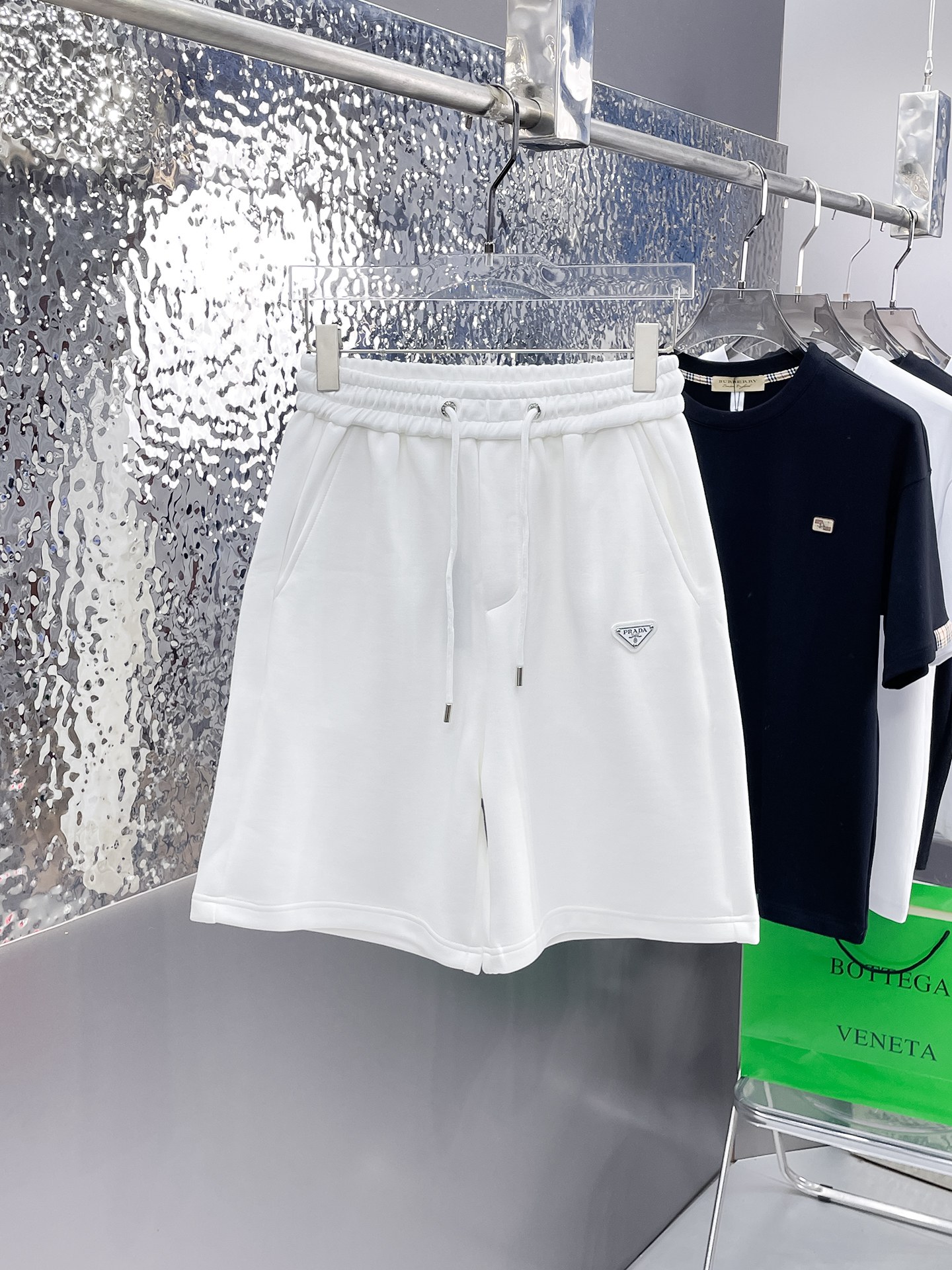 NO:862812,Prada 2026ss new summer style, original counter casual shorts, luxury classic brand original LOGO accessories, counter best-selling model, very comfortable to wear, low-key yet luxurious, very classy to wear. Needless to say, the trousers style and tailoring. The upper body is exquisite and high-end, first-class and top-quality materials. Really palace-level casual trousers. The cotton of Turkish quality is selected, and the trousers are very soft after heavy washing!  Not picky, the upper body is absolutely stylish and extremely luxurious. Sizes M-3XL.,,prada,shorts,19860909普拉达 2026ss夏季新款,原单专柜休闲短裤,奢华经典品牌原版LOGO配饰 专柜热销款 身穿着非常舒适 低调不失奢华 穿出去非常有档次 裤型款式和裁剪亦无需多言 上身精致跃然高档一等一顶级质料 真正殿堂级的休闲裤 选用土耳其的棉花品质卓然,经过重水洗使得裤子很柔软！不挑人 上身绝对的有型 极度奢华. 尺码M-3XL.,,prada,shorts,,Men's clothing