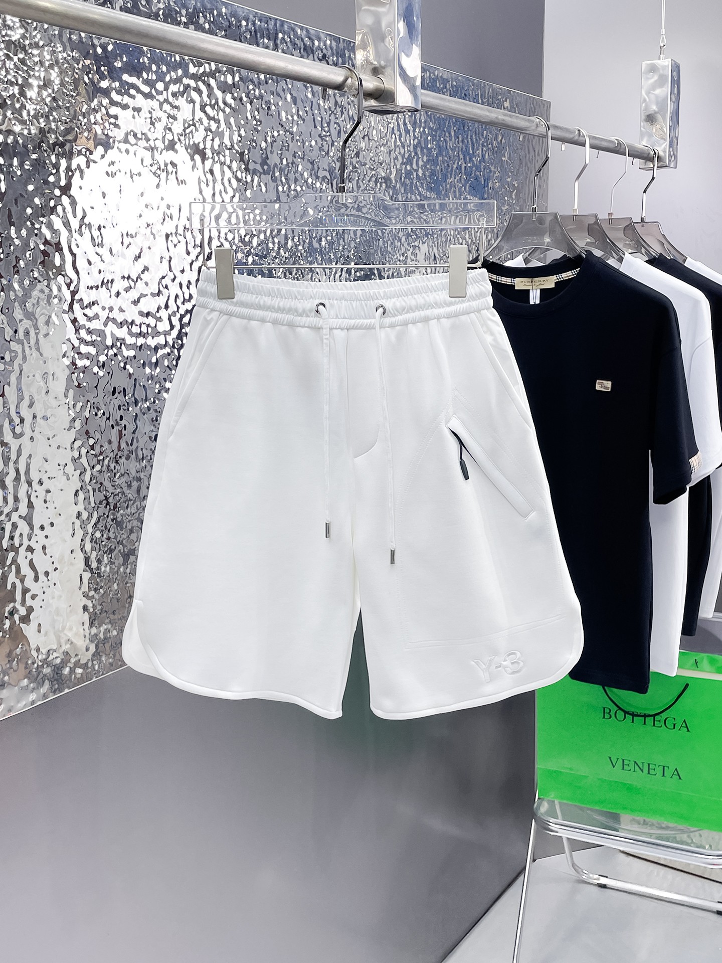 NO:862819,Y3 2026ss new summer style, original counter casual shorts, luxury classic brand original LOGO accessories, counter best-selling model, very comfortable to wear, low-key yet luxurious, very classy to wear. Needless to say the trousers style and tailoring, the upper body is exquisite and high-end, first-class and top-quality materials. Really palace-level casual trousers. The cotton of Turkish quality is selected, and the trousers are very soft after heavy washing!  Not picky, the upper body is absolutely stylish and extremely luxurious. Sizes M-3XL.,,shorts,19860909Y3 2026ss夏季新款,原单专柜休闲短裤,奢华经典品牌原版LOGO配饰 专柜热销款 身穿着非常舒适 低调不失奢华 穿出去非常有档次 裤型款式和裁剪亦无需多言 上身精致跃然高档一等一顶级质料 真正殿堂级的休闲裤 选用土耳其的棉花品质卓然,经过重水洗使得裤子很柔软！不挑人 上身绝对的有型 极度奢华. 尺码M-3XL.,,shorts,,Men's clothing