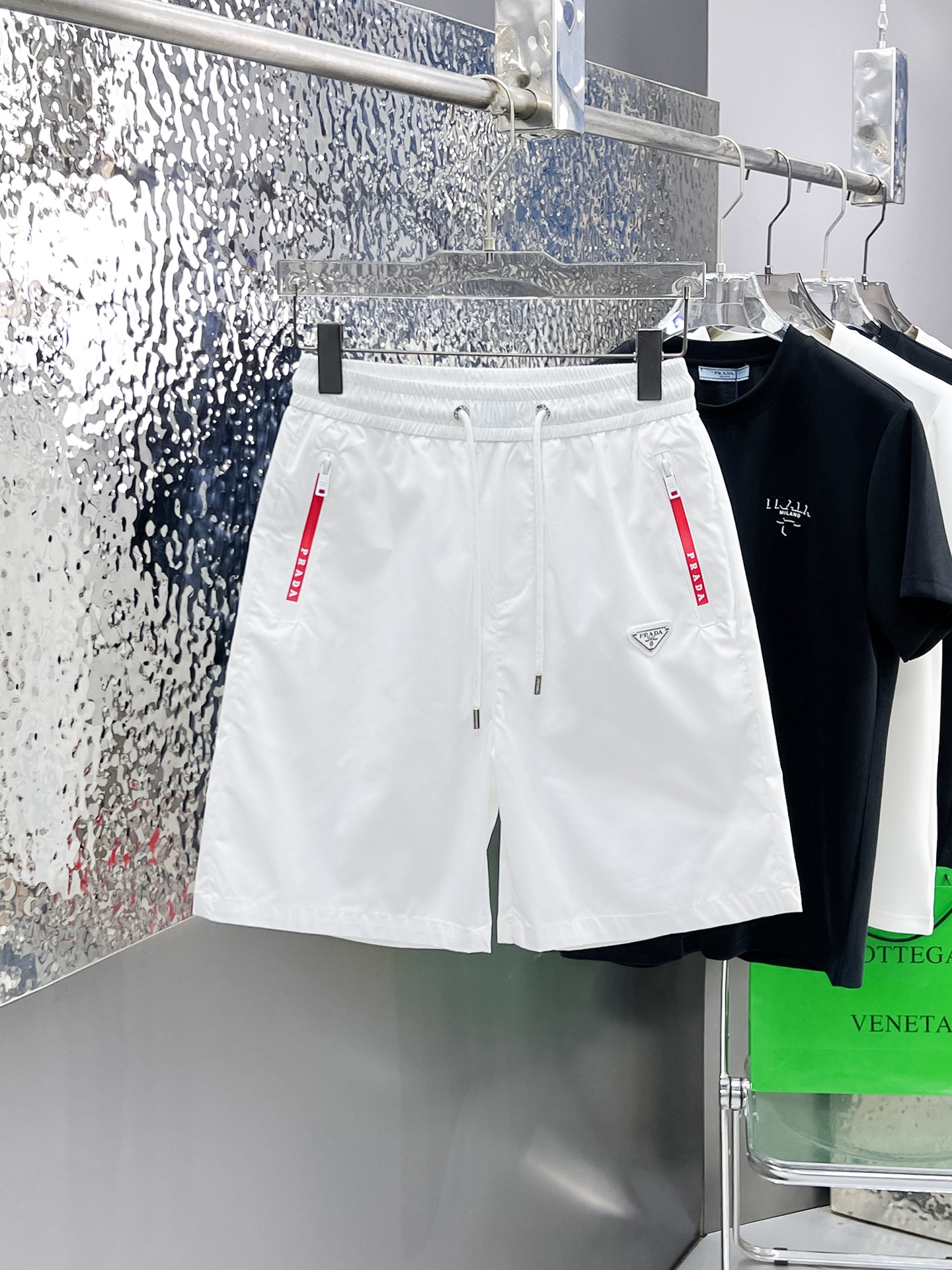 NO:862828,Prada 2026ss new summer style, original counter casual shorts, luxury classic brand original LOGO accessories, counter best-selling model, very comfortable to wear, low-key yet luxurious, very classy to wear. Needless to say, the trousers style and tailoring. The upper body is exquisite and high-end, first-class and top-quality materials. Really palace-level casual trousers. The cotton of Turkish quality is selected, and the trousers are very soft after heavy washing!  Not picky, the upper body is absolutely stylish and extremely luxurious. Sizes M-3XL.,,prada,shorts,19860909普拉达 2026ss夏季新款,原单专柜休闲短裤,奢华经典品牌原版LOGO配饰 专柜热销款 身穿着非常舒适 低调不失奢华 穿出去非常有档次 裤型款式和裁剪亦无需多言 上身精致跃然高档一等一顶级质料 真正殿堂级的休闲裤 选用土耳其的棉花品质卓然,经过重水洗使得裤子很柔软！不挑人 上身绝对的有型 极度奢华. 尺码M-3XL.,,prada,shorts,,Men's clothing