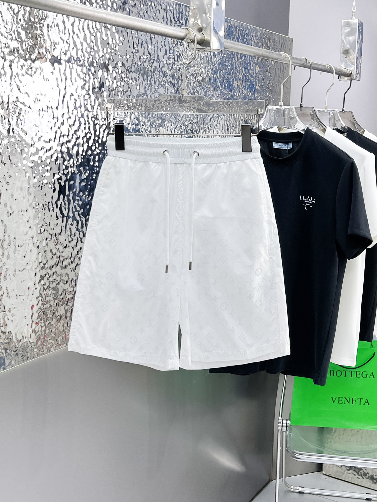 NO:862837,LV 2026ss new summer style, original counter casual shorts, luxury classic brand original LOGO accessories, counter best-selling model, very comfortable to wear, low-key yet luxurious, very classy to wear. Needless to say the trousers style and tailoring, the upper body is exquisite and high-end, first-class and top-quality materials. Really palace-level casual trousers. The cotton of Turkey is of outstanding quality. After heavy washing, the trousers are very soft!  Not picky, the upper body is absolutely stylish and extremely luxurious. Sizes M-3XL.,,louis vuitton,shorts,19860909LV 2026ss夏季新款,原单专柜休闲短裤,奢华经典品牌原版LOGO配饰 专柜热销款 身穿着非常舒适 低调不失奢华 穿出去非常有档次 裤型款式和裁剪亦无需多言 上身精致跃然高档一等一顶级质料 真正殿堂级的休闲裤 选用土耳其的棉花品质卓然,经过重水洗使得裤子很柔软！不挑人 上身绝对的有型 极度奢华. 尺码M-3XL.,,louis vuitton,shorts,,Men's clothing