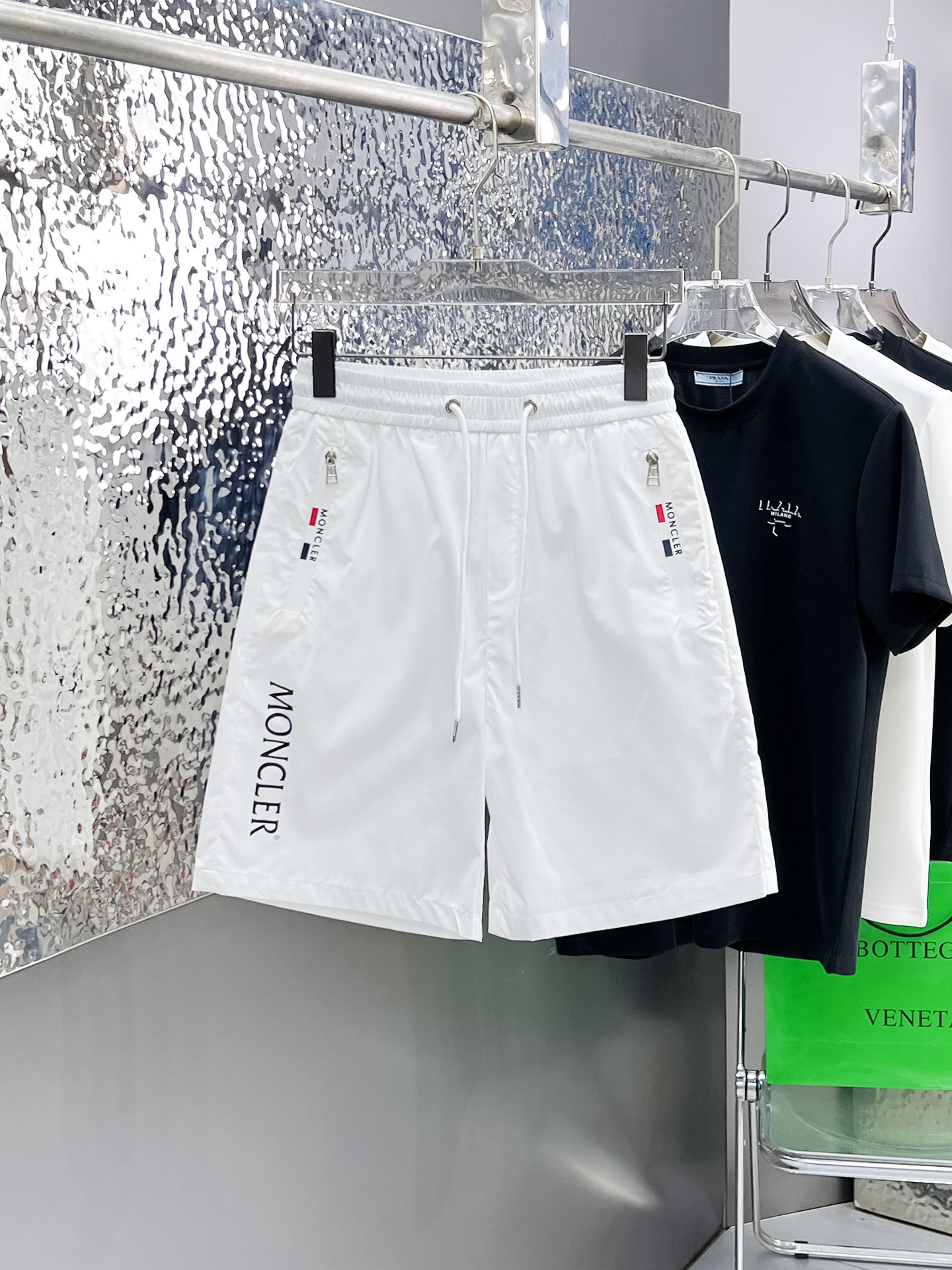 NO:862846,Mengkou 2026ss new summer style, original counter casual shorts, luxury classic brand original LOGO accessories, counter best-selling model, very comfortable to wear, low-key yet luxurious, very classy to wear. Needless to say the trousers style and tailoring, the upper body is exquisite and high-end, first-class and top-quality materials. Really palace-level casual pants. The cotton from Turkey is of outstanding quality. After heavy washing, the pants are very soft!  Not picky, the upper body is absolutely stylish and extremely luxurious. Sizes M-3XL.,,Moncler,shorts,19860909蒙口 2026ss夏季新款,原单专柜休闲短裤,奢华经典品牌原版LOGO配饰 专柜热销款 身穿着非常舒适 低调不失奢华 穿出去非常有档次 裤型款式和裁剪亦无需多言 上身精致跃然高档一等一顶级质料 真正殿堂级的休闲裤 选用土耳其的棉花品质卓然,经过重水洗使得裤子很柔软！不挑人 上身绝对的有型 极度奢华. 尺码M-3XL.,,Moncler,shorts,,Men's clothing