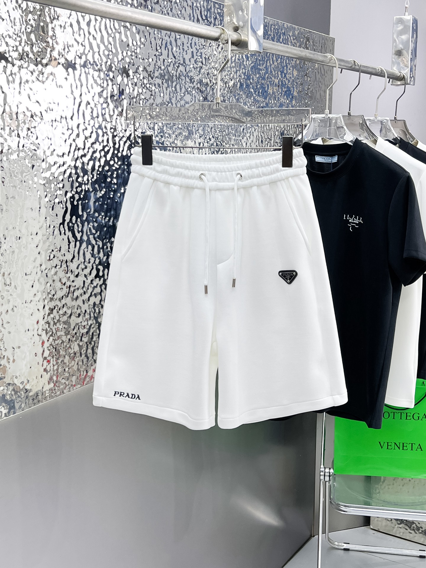 NO:862855,Prada 2026ss new summer style, original counter casual shorts, luxury classic brand original LOGO accessories, counter best-selling model, very comfortable to wear, low-key yet luxurious, very classy to wear. Needless to say, the trousers style and tailoring. The upper body is exquisite and high-end, first-class and top-quality materials. Really palace-level casual trousers. The cotton of Turkish quality is selected, and the trousers are very soft after heavy washing!  Not picky, the upper body is absolutely stylish and extremely luxurious. Sizes M-3XL.,,prada,shorts,19860909普拉达 2026ss夏季新款,原单专柜休闲短裤,奢华经典品牌原版LOGO配饰 专柜热销款 身穿着非常舒适 低调不失奢华 穿出去非常有档次 裤型款式和裁剪亦无需多言 上身精致跃然高档一等一顶级质料 真正殿堂级的休闲裤 选用土耳其的棉花品质卓然,经过重水洗使得裤子很柔软！不挑人 上身绝对的有型 极度奢华. 尺码M-3XL.,,prada,shorts,,Men's clothing