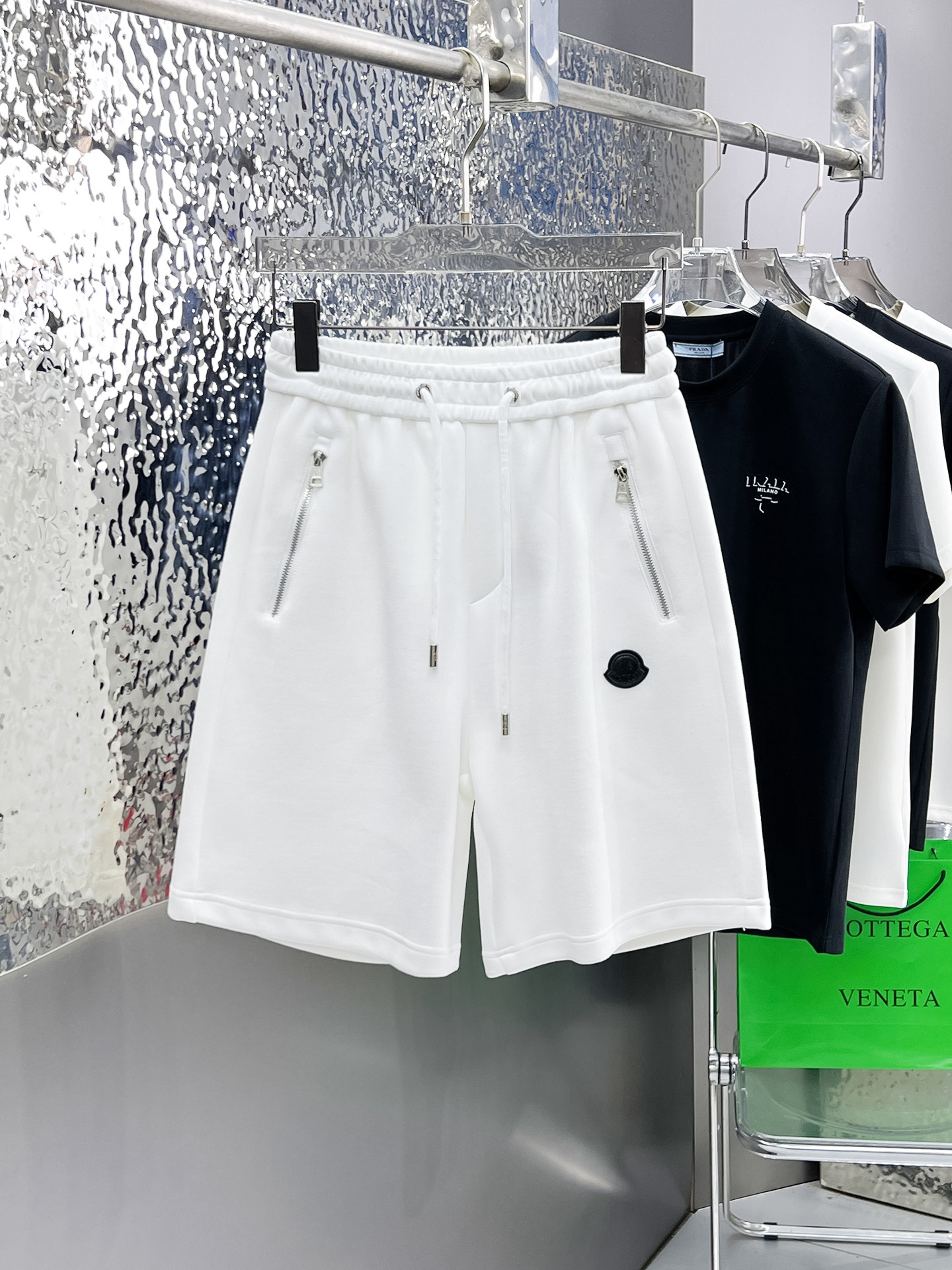 NO:862862,Mengkou 2026ss new summer style, original counter casual shorts, luxury classic brand original LOGO accessories, counter best-selling model, very comfortable to wear, low-key yet luxurious, very classy to wear. Needless to say the trousers style and tailoring, the upper body is exquisite and high-end, first-class and top-quality materials. Really palace-level casual pants. The cotton from Turkey is of outstanding quality. After heavy washing, the pants are very soft!  Not picky, the upper body is absolutely stylish and extremely luxurious. Sizes M-3XL.,,Moncler,shorts,19860909蒙口 2026ss夏季新款,原单专柜休闲短裤,奢华经典品牌原版LOGO配饰 专柜热销款 身穿着非常舒适 低调不失奢华 穿出去非常有档次 裤型款式和裁剪亦无需多言 上身精致跃然高档一等一顶级质料 真正殿堂级的休闲裤 选用土耳其的棉花品质卓然,经过重水洗使得裤子很柔软！不挑人 上身绝对的有型 极度奢华. 尺码M-3XL.,,Moncler,shorts,,Men's clothing
